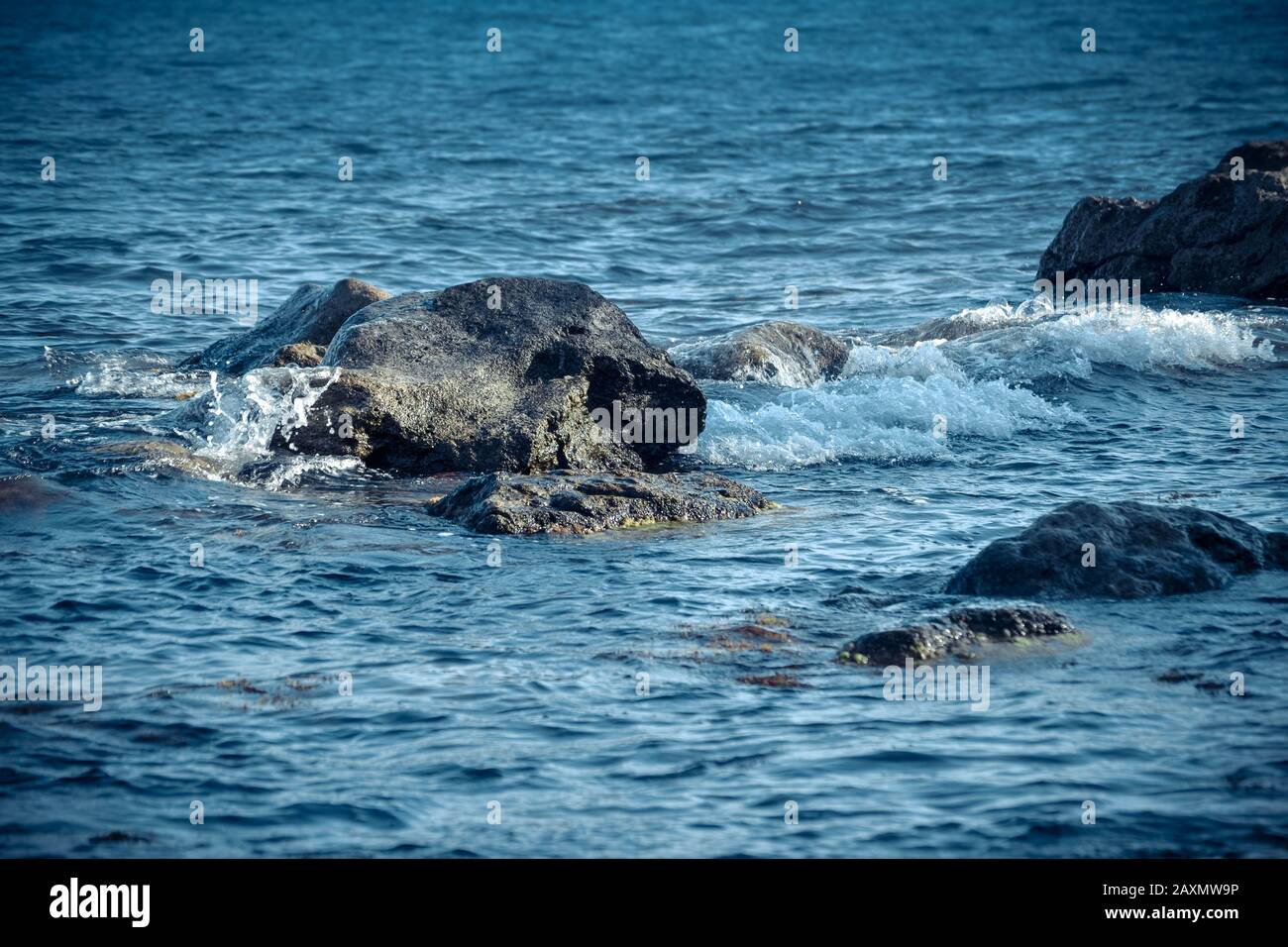 sfondo enormi rocce in mare vicino alla riva Foto Stock