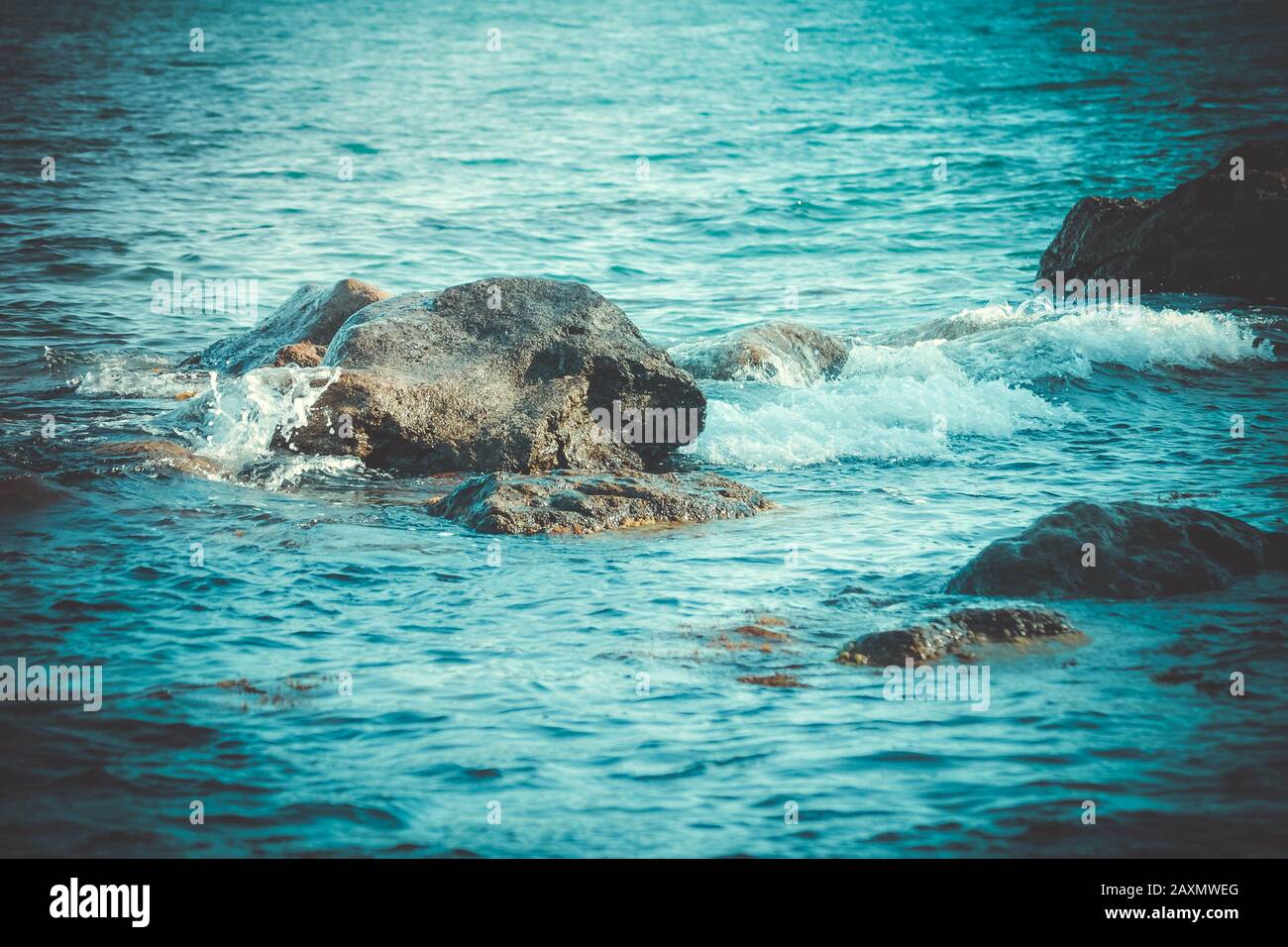 sfondo enormi rocce in mare vicino alla riva Foto Stock