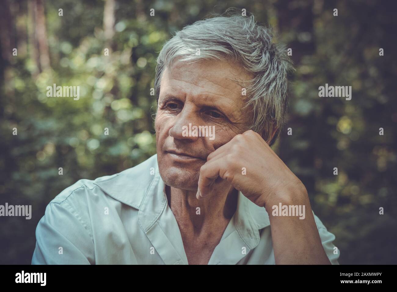 un vecchio pensiero contro lo sfondo del verde, filtro scuro Foto Stock