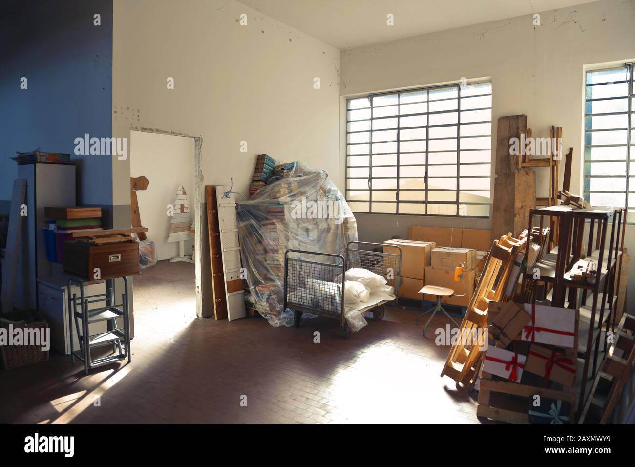 interno di un vecchio magazzino in zona industriale Foto Stock