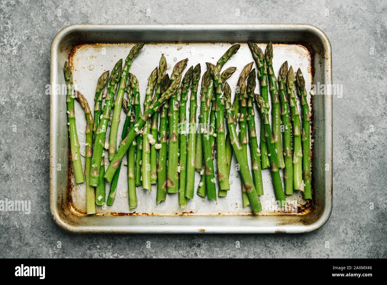 Asparagi lubrificati su una teglia Foto Stock