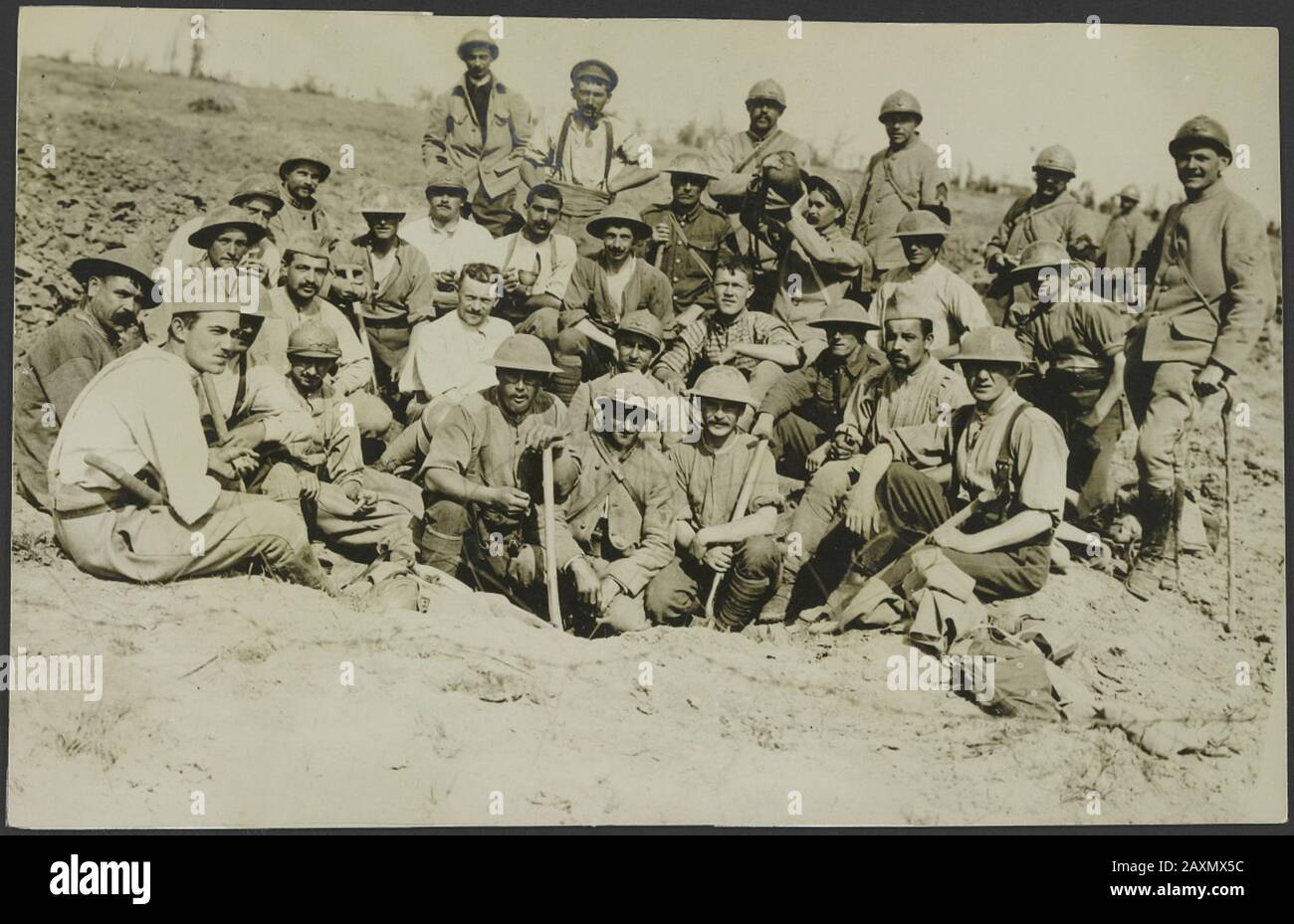 National Archive Collection War. (158-1749) Gruppo di Tommies Poilus francesi e britannici durante un breve riposo nel loro lavoro fronte occidentale britannico. La battaglia delle Fiandre. Gruppo di soldati francesi e britannici in prima linea durante un breve riposo Foto Stock