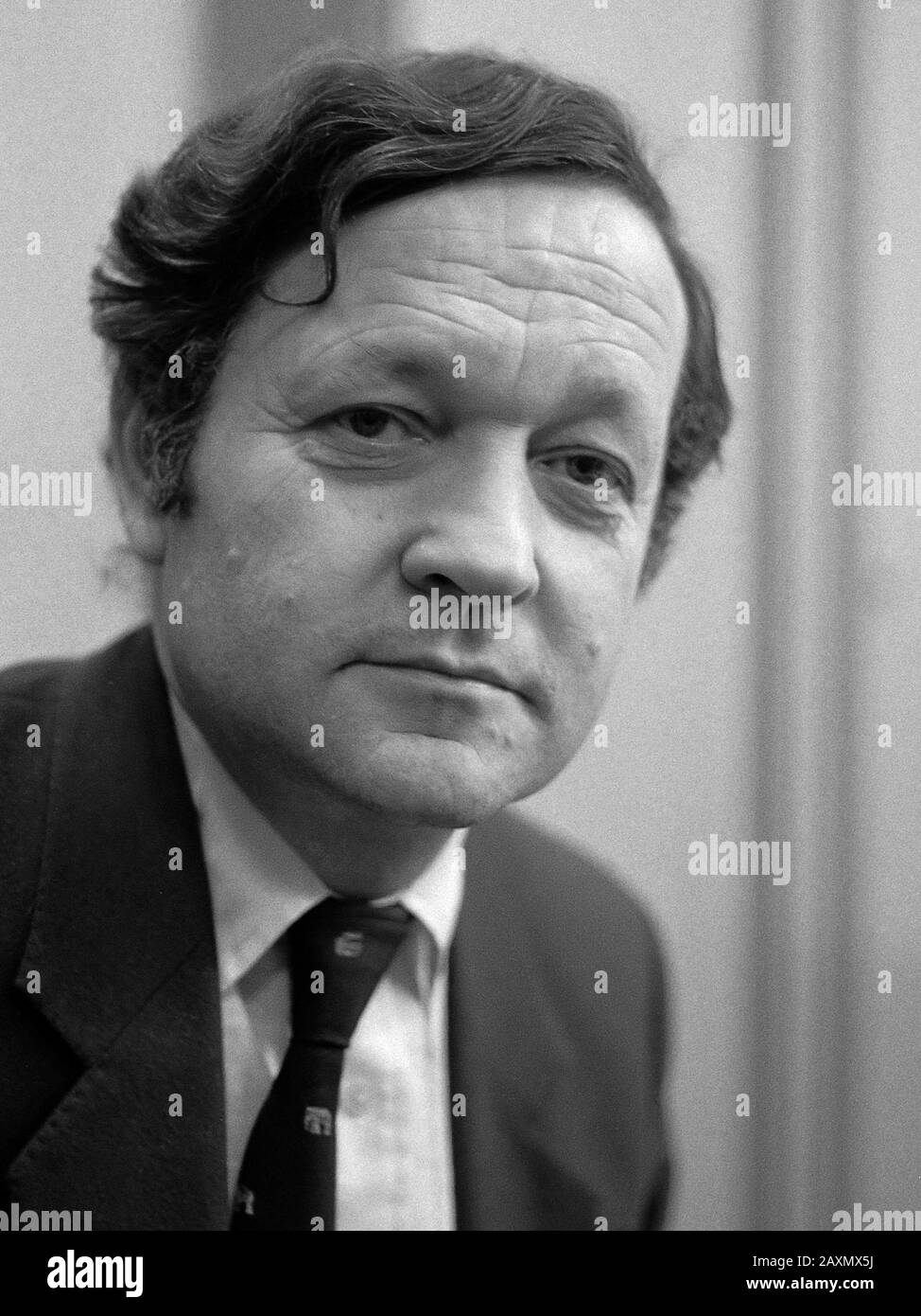 . Offerta Del Libro Nero Di El Salvador Al Segretario Di Stato Van Eekelen (Affari Esteri) Dal Professor Theo Van Boven E Wim Pelupessy (Comitato Di El Salvador); Il Professor Theo Van Boven 22 Marzo 1983 Foto Stock