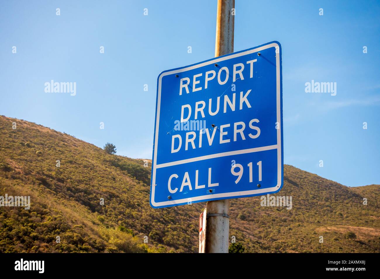 Cartello stradale sul lato del binario Foto Stock
