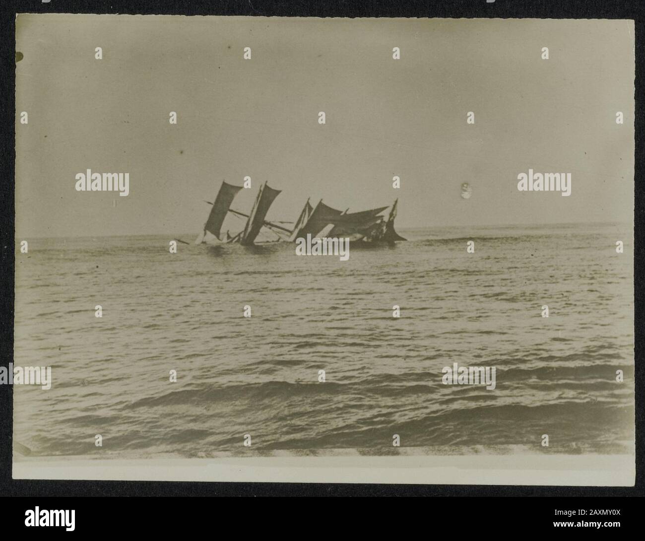 National Archive Collection War. (158-0292) Naufragio della nave a vela siluro. Foto Stock