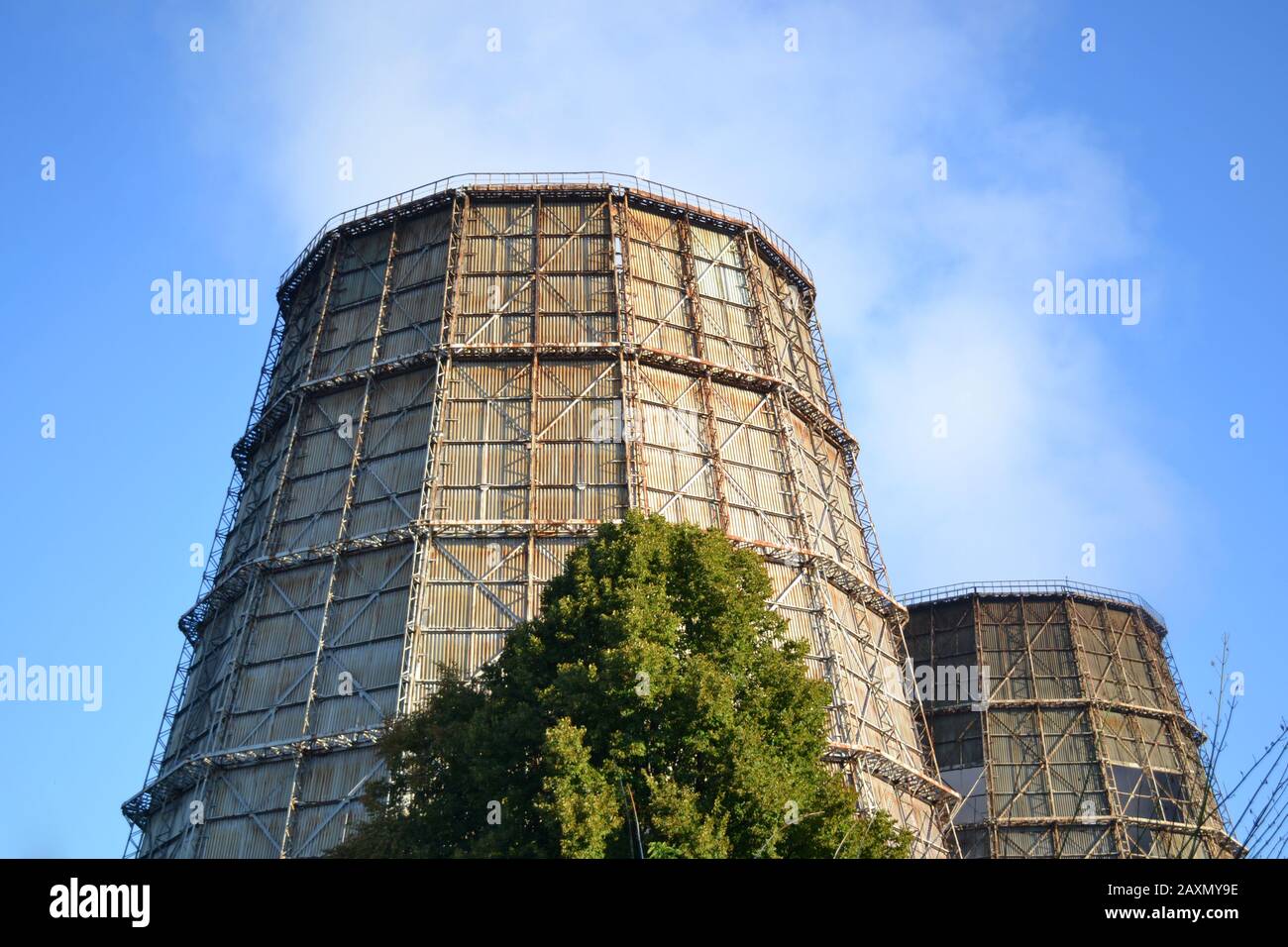 due tubi di raffreddamento con un fumo in una giornata di sole con cielo blu chiaro in estate Foto Stock