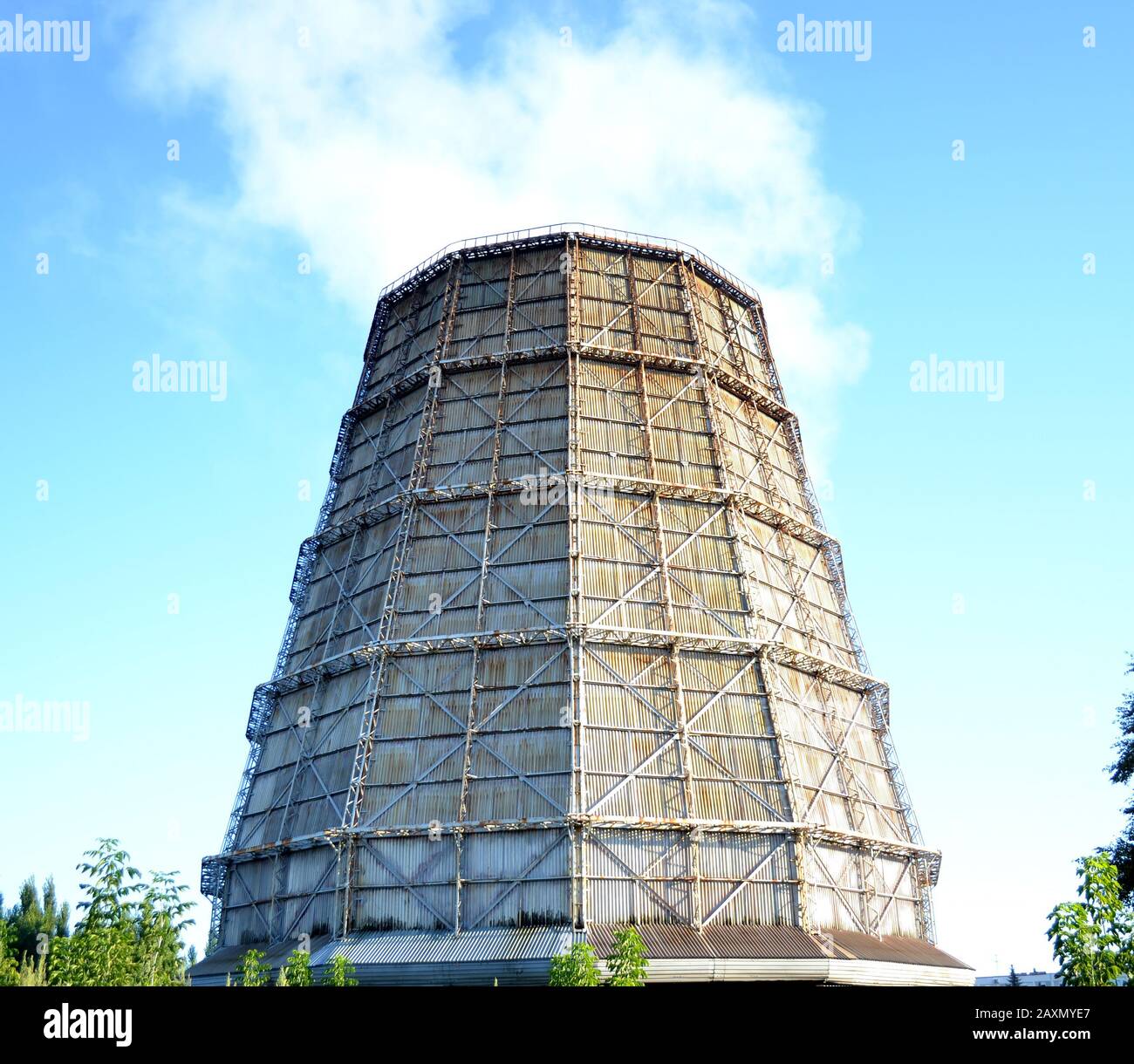 tutta la tubazione per impianti di raffreddamento ad acqua su un cielo blu chiaro Foto Stock