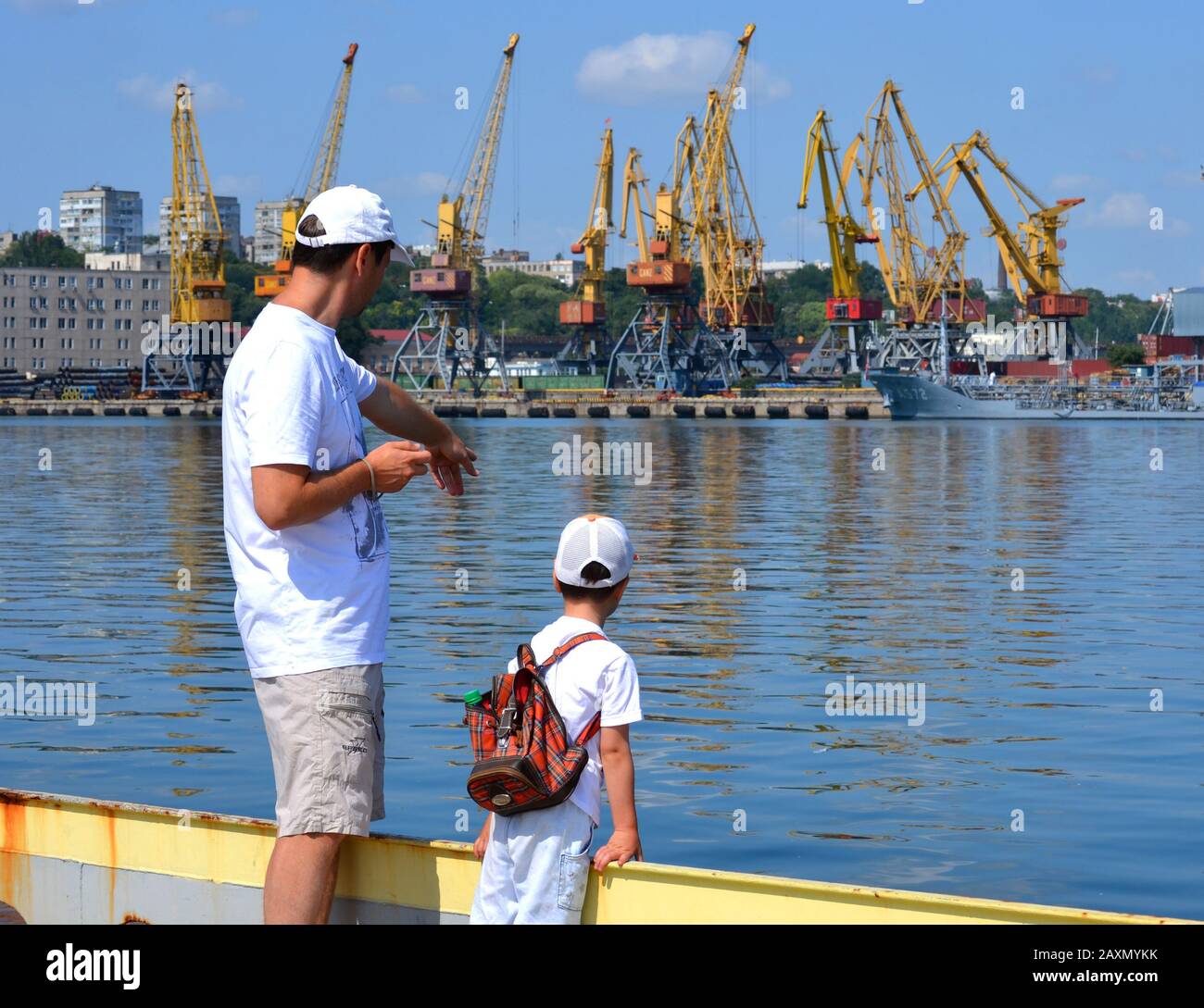uomo e bambino sul molo vicino al porto. Città Odessa, Ucraina 18 Luglio 2013 Foto Stock