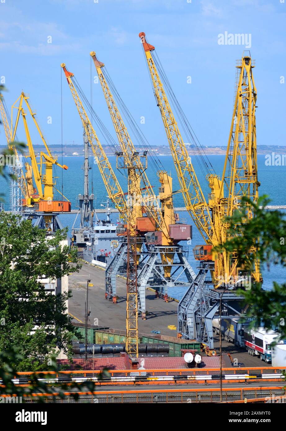 gru gialle per il sollevamento del carico al porto marittimo. Città Odessa, Ucraina 18 Luglio 2013 Foto Stock