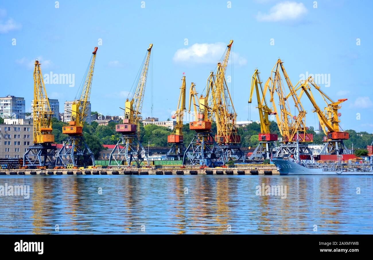 gru gialle per il sollevamento del carico al porto marittimo. Città Odessa, Ucraina 18 Luglio 2013 Foto Stock