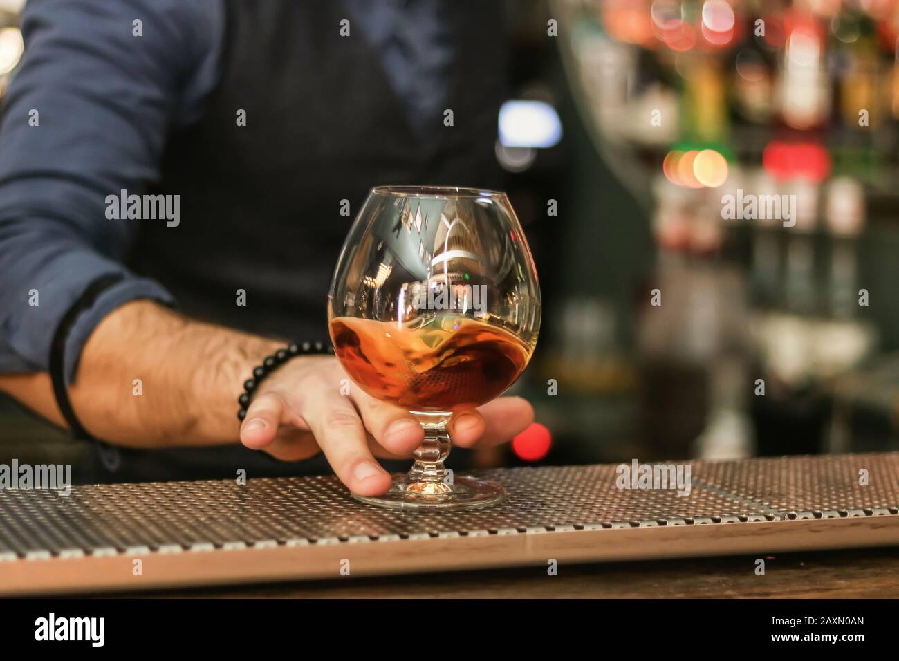 tenere a mano un bicchiere di whisky, bevanda alcolica Foto Stock