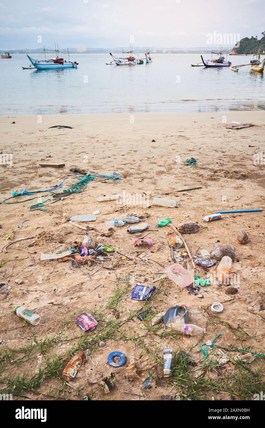Mirissa, Sri Lanka - 23 dicembre 2019: Spiaggia del porto inquinata principalmente da bottiglie di plastica. Foto Stock