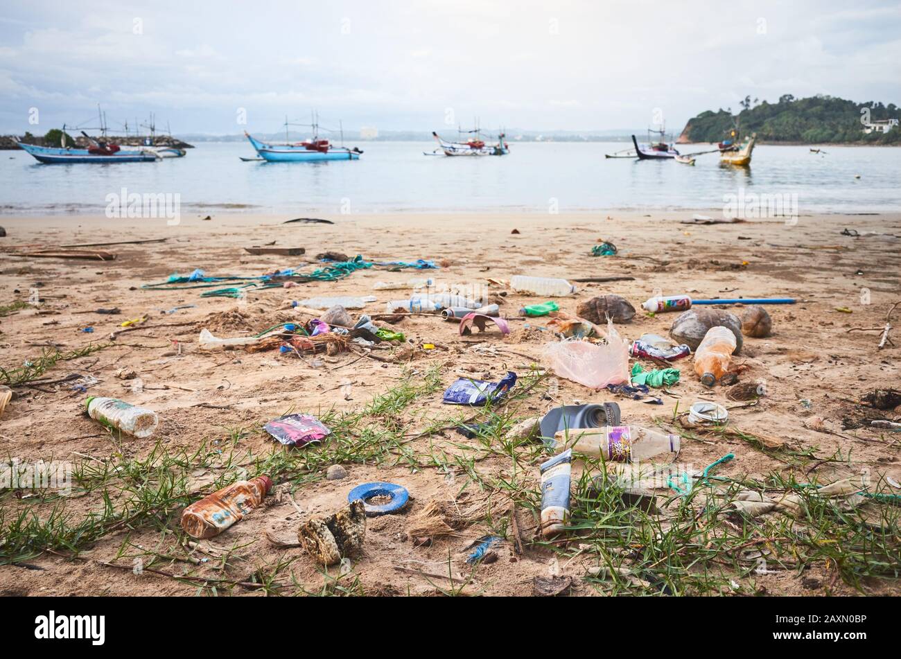 Mirissa, Sri Lanka - 23 dicembre 2019: Spiaggia del porto inquinata principalmente dalle materie plastiche. Foto Stock