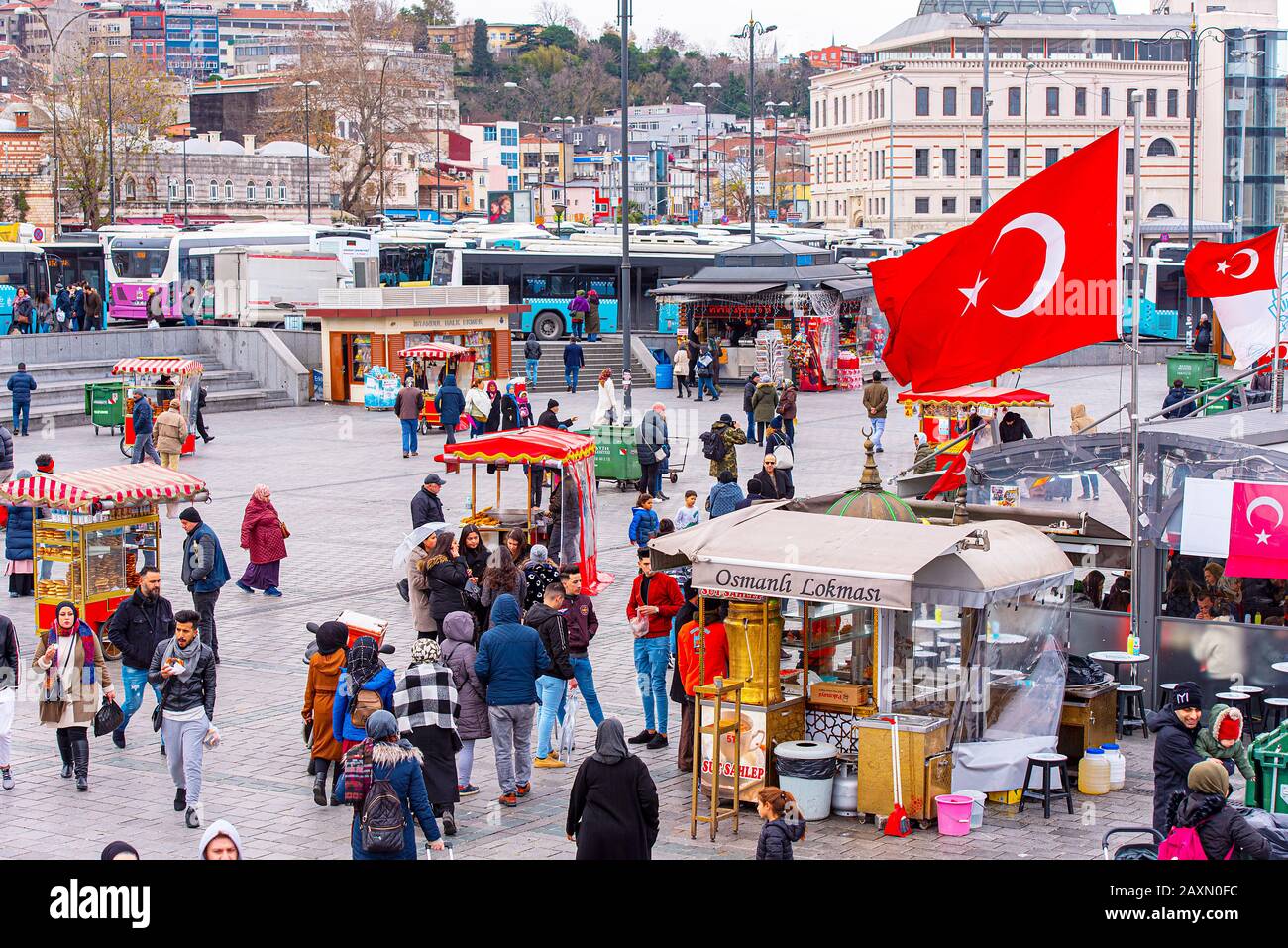 Istanbul - 29 dicembre: Persone in Piazza Eminonu durante la giornata invernale a Istanbul il 29 dicembre. 2019 in Turchia Foto Stock