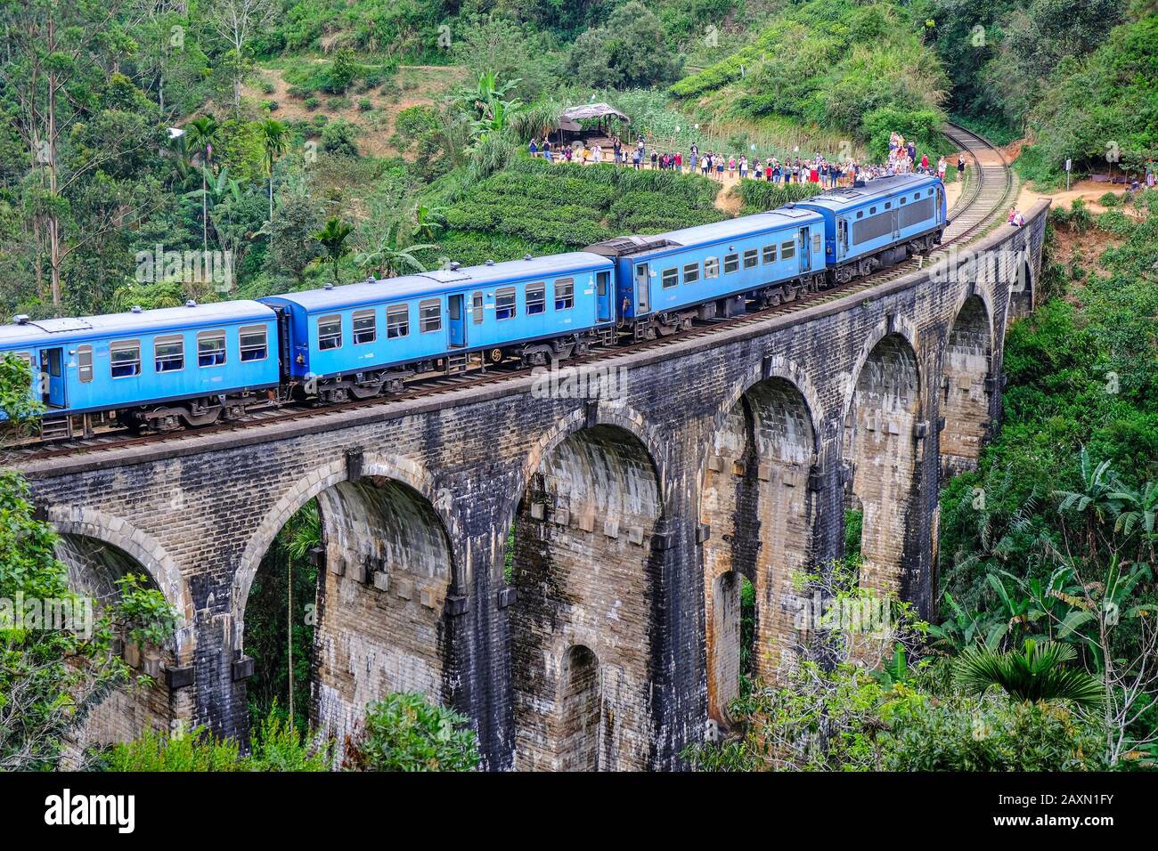 Demodara, Sri Lanka - Gennaio 2020: Treno che passa sopra Il Ponte Nine Arch il 20 gennaio 2020 a Demodara, Sri Lanka. Foto Stock