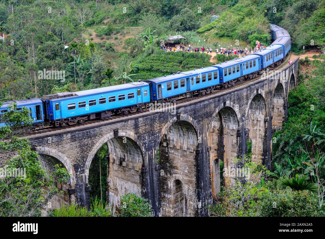 Demodara, Sri Lanka - Gennaio 2020: Treno che passa sopra Il Ponte Nine Arch il 20 gennaio 2020 a Demodara, Sri Lanka. Foto Stock