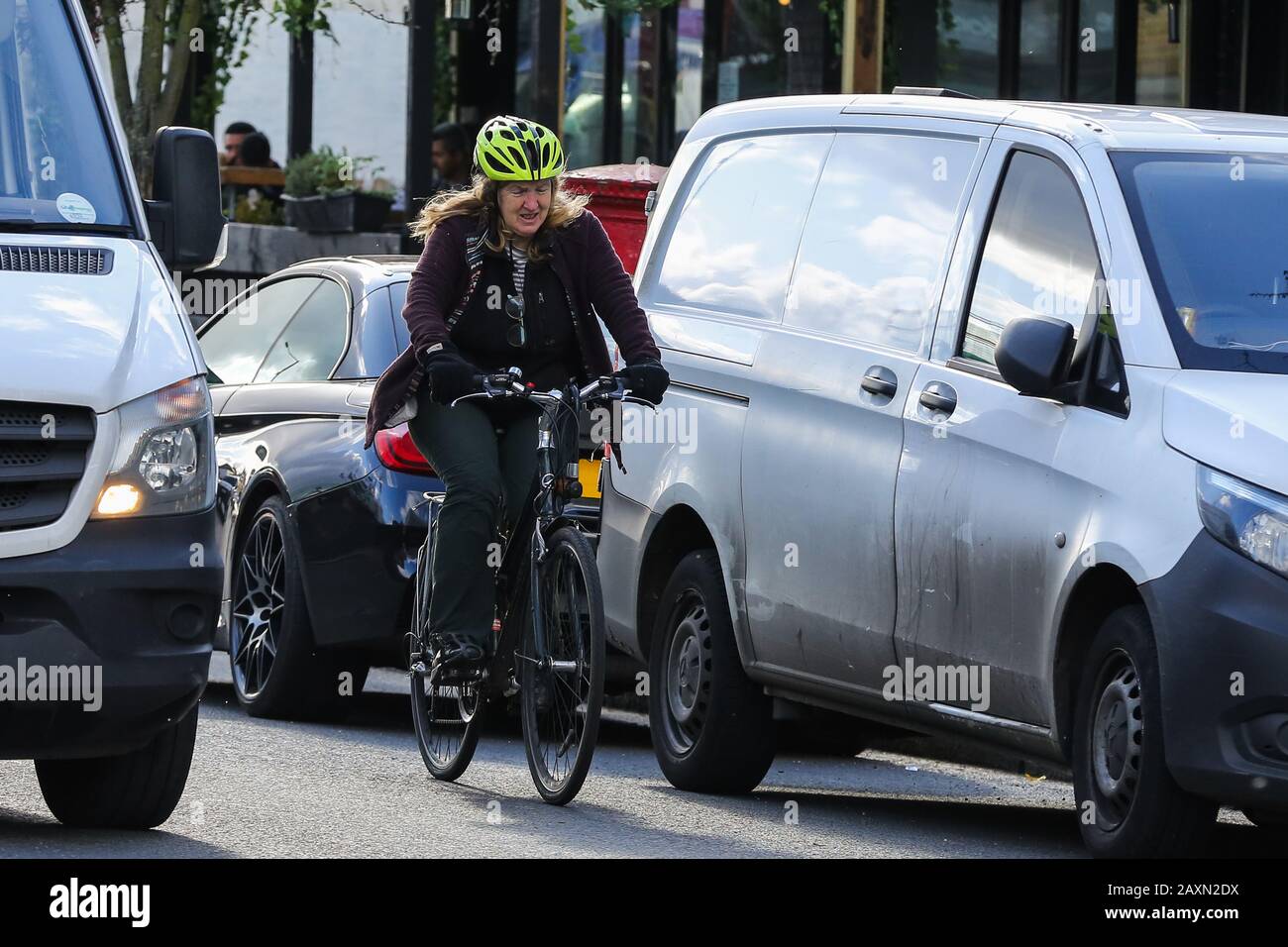 Londra, Regno Unito. 11th Feb, 2020. Un ciclista è visto su una strada trafficata di Londra. Credit: Dinendra Haria/Sopa Images/Zuma Wire/Alamy Live News Foto Stock