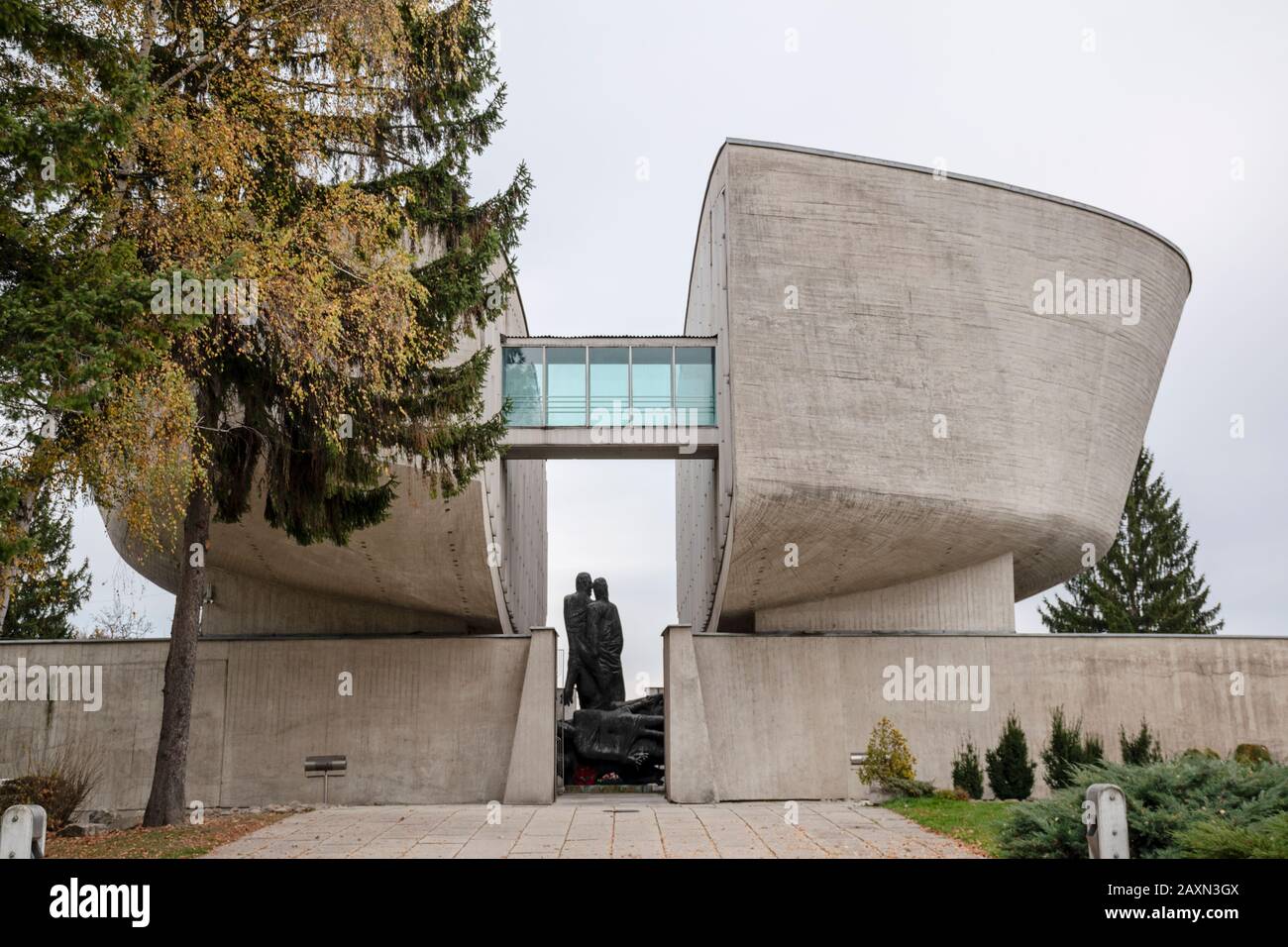 Banska Bystrica, Slovacchia - 29 Ottobre 2019: Museo Della Rivolta Nazionale Slovacca. Struttura in calcestruzzo divisa in due sezioni. Attrazione turistica. Foto Stock