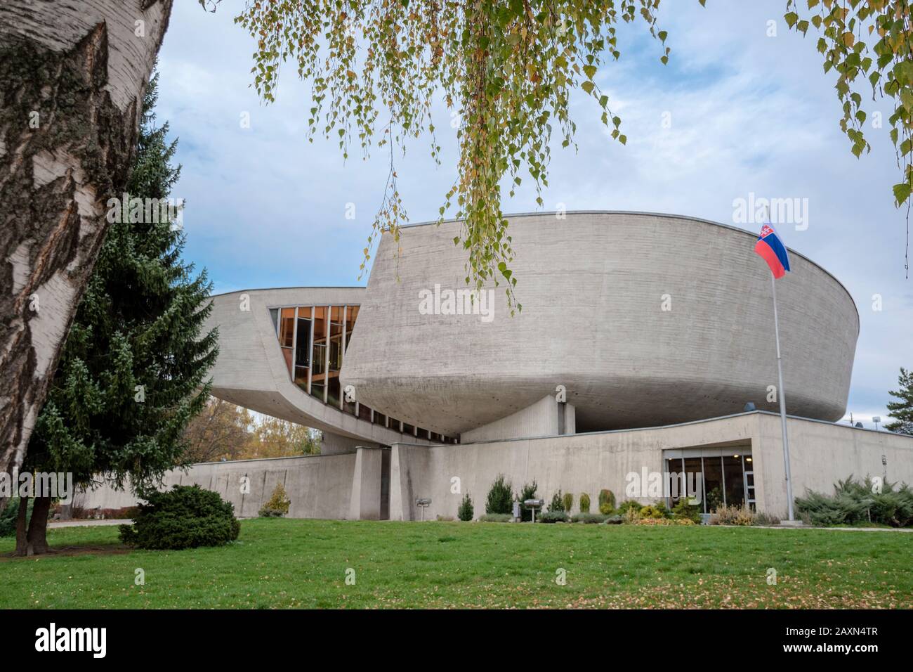 Banska Bystrica, Slovacchia - 29 Ottobre 2019: Museo Della Rivolta Nazionale Slovacca. Struttura in calcestruzzo divisa in due sezioni. Attrazione turistica. Foto Stock