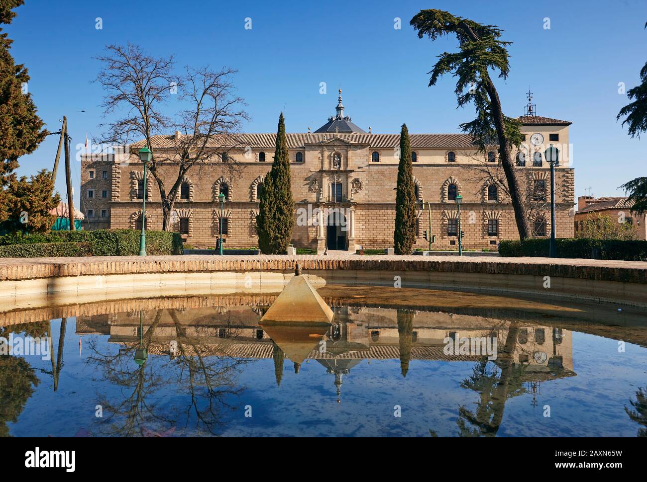 Il Museo d'arte 'Hospital de Tavera' si riflette in piscina. Costruito tra il 1541 e il 1603 per ordine del Cardinale Tavera Foto Stock