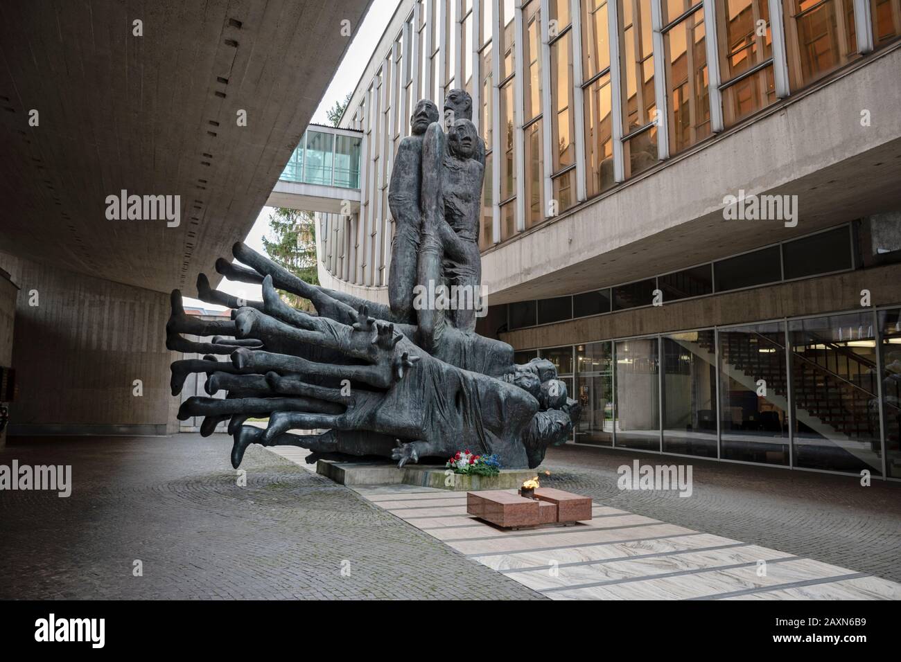 Banska Bystrica, Slovacchia - 29 Ottobre 2019: Museo Della Rivolta Nazionale Slovacca. Struttura in calcestruzzo divisa in due sezioni. Attrazione turistica. Foto Stock