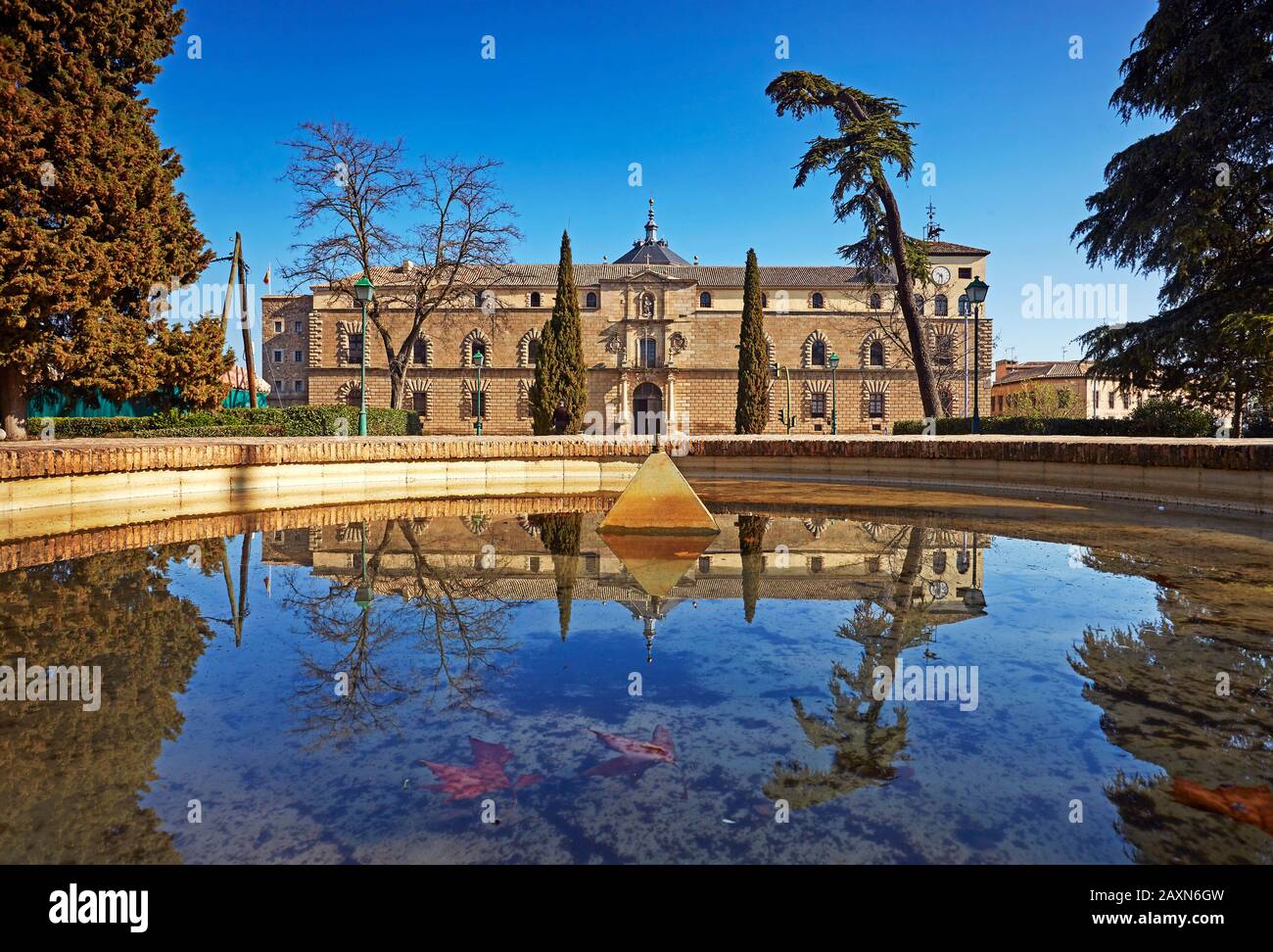 Il Museo d'arte 'Hospital de Tavera' si riflette in piscina. Costruito tra il 1541 e il 1603 per ordine del Cardinale Tavera Foto Stock