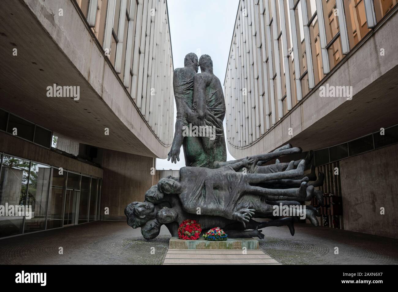 Banska Bystrica, Slovacchia - 29 Ottobre 2019: Museo Della Rivolta Nazionale Slovacca. Struttura in calcestruzzo divisa in due sezioni. Attrazione turistica. Foto Stock