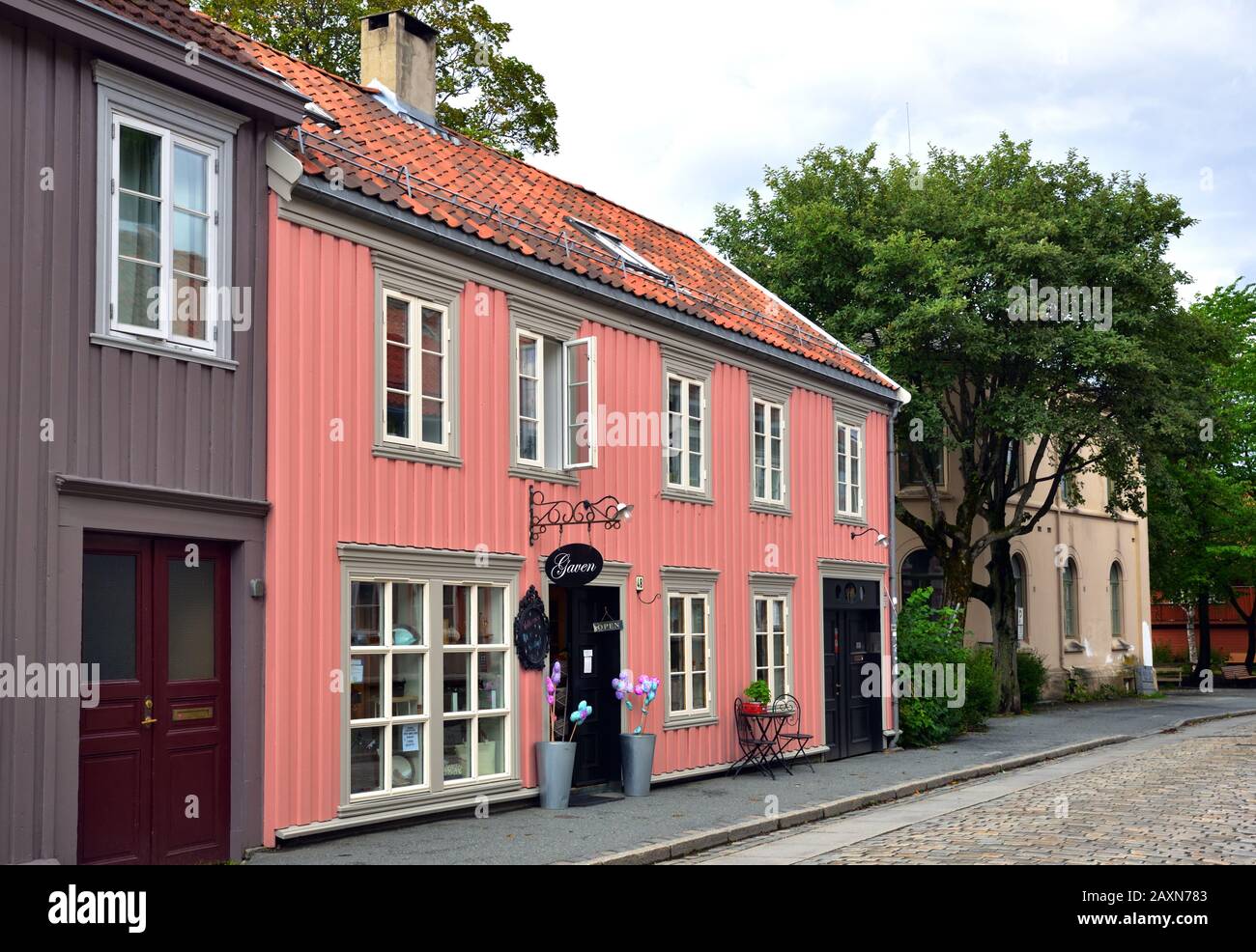 Galleri Gaven, o la Galleria dei regali, è un negozio di artigianato e di articoli da regalo con una notevole facciata rosa nel quartiere di Bakklandet di Trondheim, Norvegia. Foto Stock