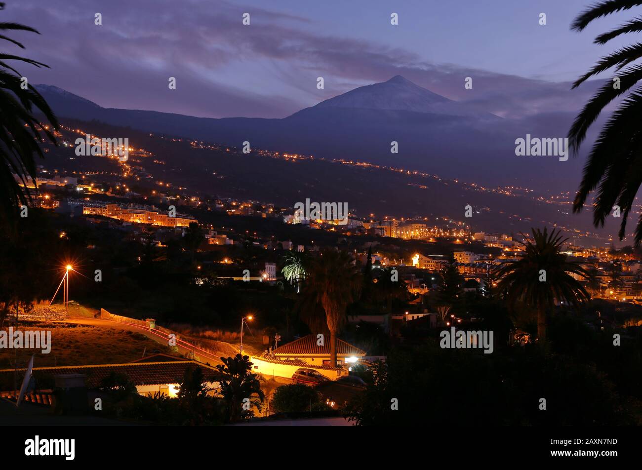 Famosa isola di Tenerife, Spagna con la valle di Orotava e il vulcano Teide di notte Foto Stock