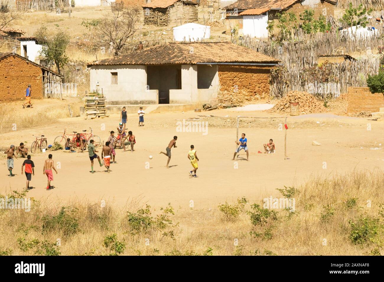 Persone Che Giocano A Calcio, Caracol, Piauí, Brasile Foto Stock