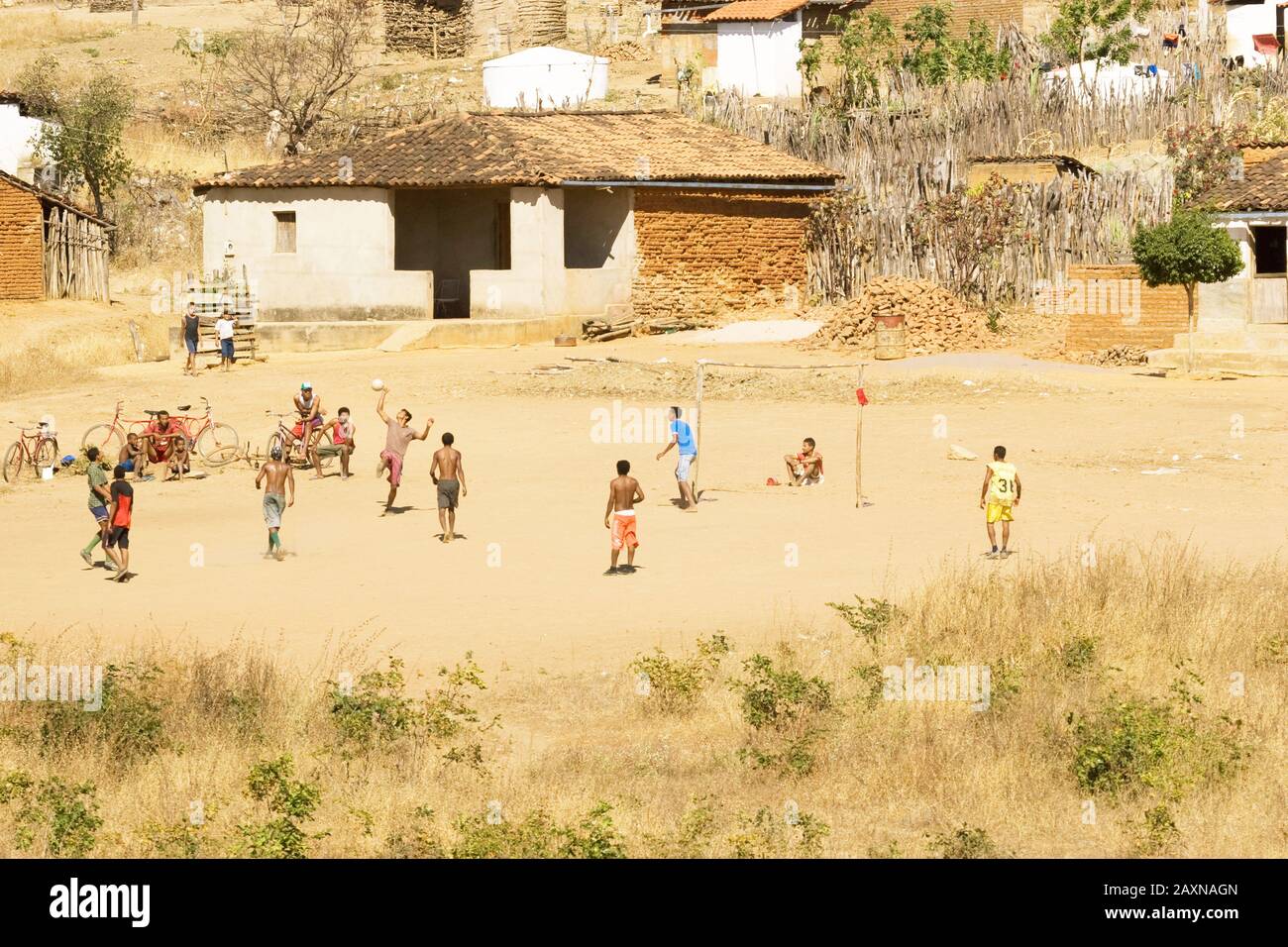 Persone Che Giocano A Calcio, Caracol, Piauí, Brasile Foto Stock