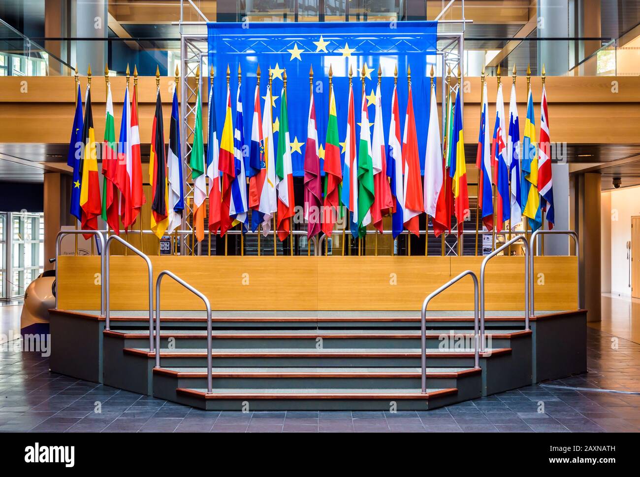 Tappa con le bandiere degli stati membri dell'Unione europea nell'edificio Louise Weiss, sede del Parlamento europeo a Strasburgo, Francia. Foto Stock