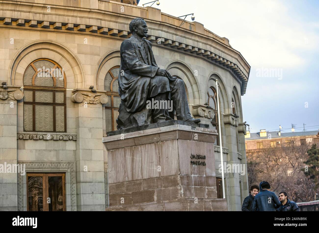 Yerevan, Armenia, 03 dicembre 2018: La costruzione del Teatro dell'Opera di Yerevan sulla piazza della libertà con un monumento in bronzo al grande poeta armeno Hovhan Foto Stock