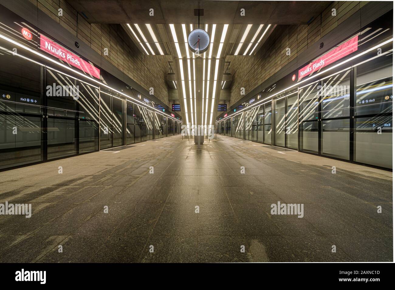 La piattaforma della stazione della metropolitana Nuuk Square sulla metropolitana Cityringen di recente apertura a Copenhagen Foto Stock