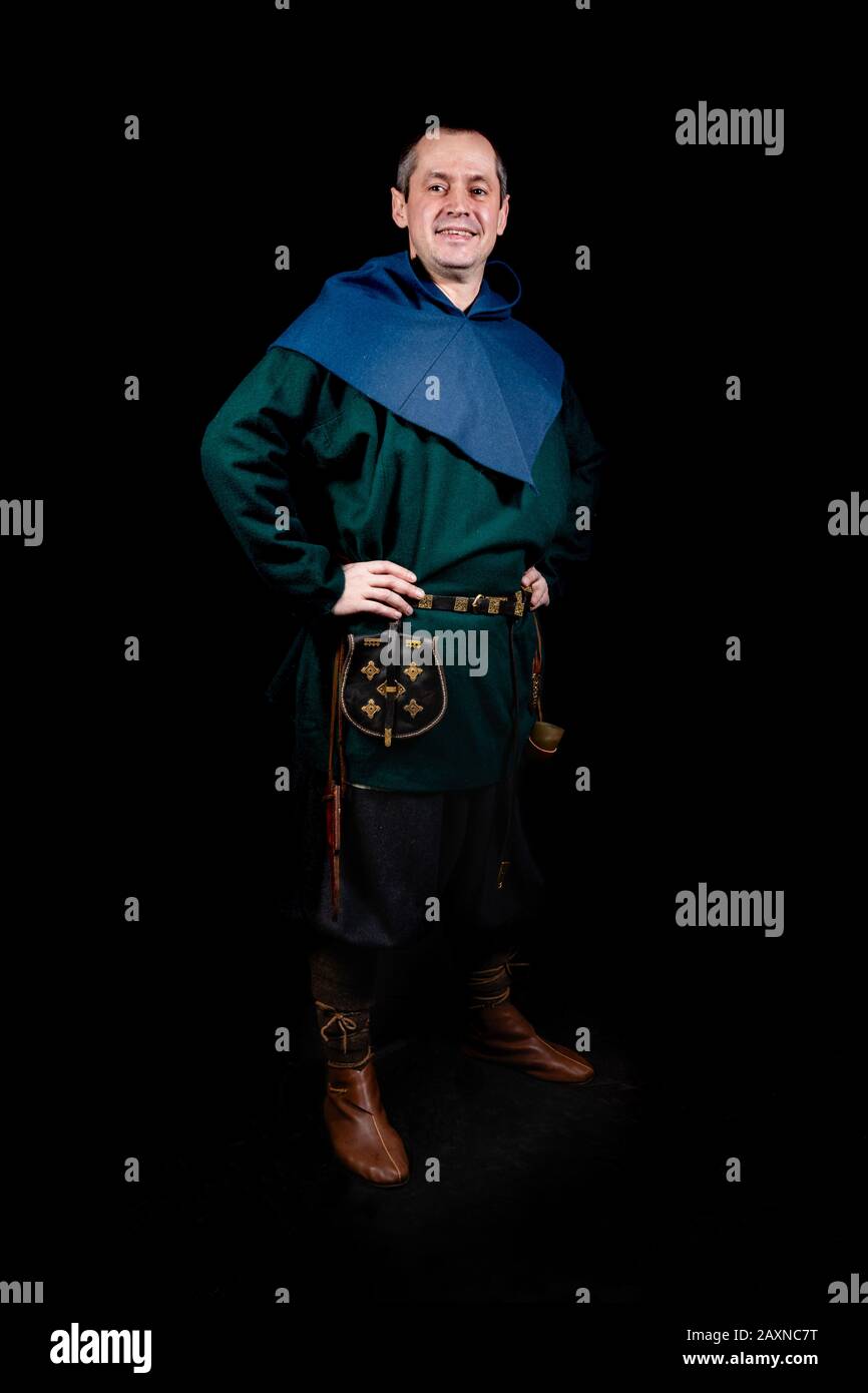 Guerriero vichingo in abiti casual, spada pronta, ritratto in studio di un amante della storia vivente Foto Stock