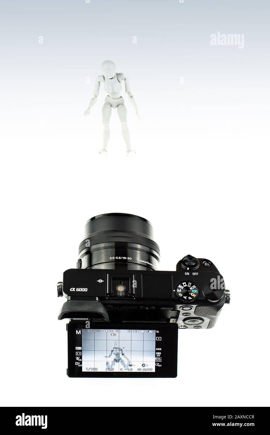 Brilon, Renania Settentrionale-Vestfalia / Germania - Febbraio 5th 2020: Fotocamera digitale Sony Alpha 6000 fotografata in studio. Editoriale illustrativo. Foto Stock