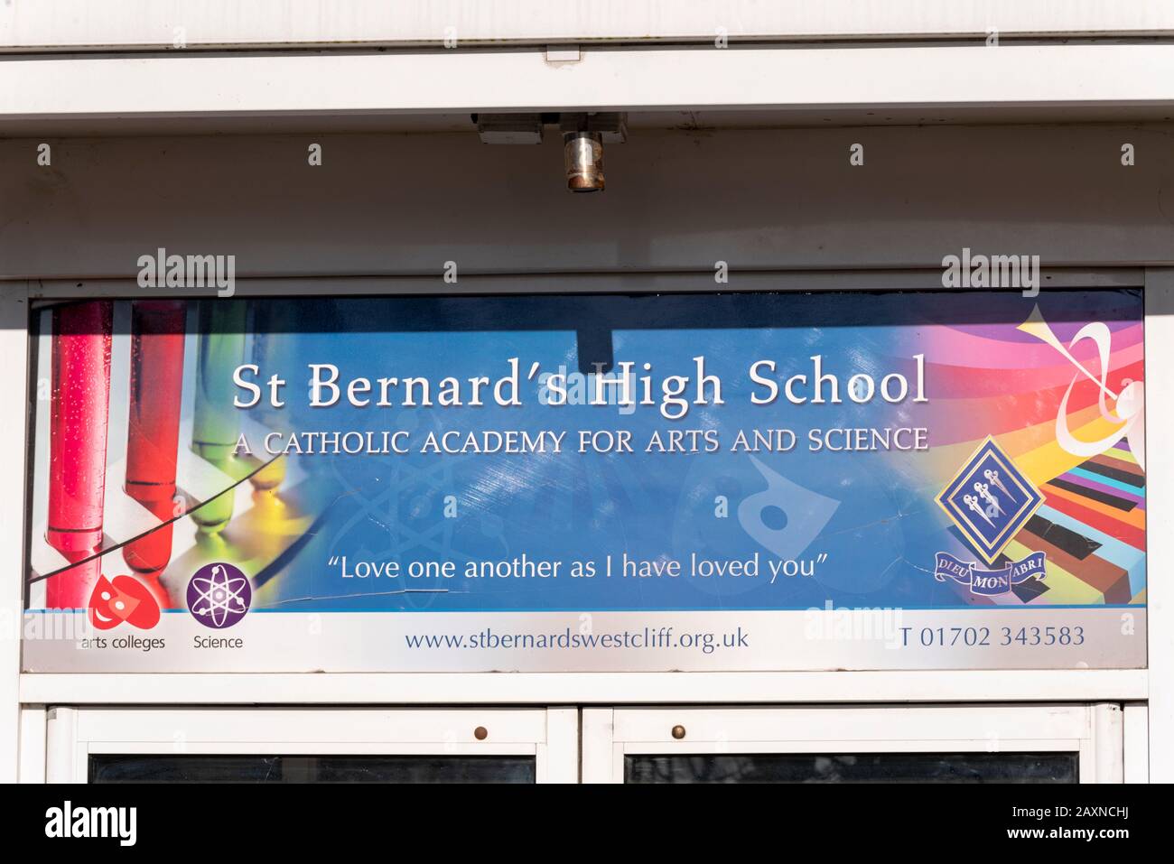 La High School di St Bernard firma in Westcliff sul mare, Southend, Essex, Regno Unito. Accademia cattolica per l'arte e la scienza. Amatevi gli uni gli altri come vi ho amati Foto Stock