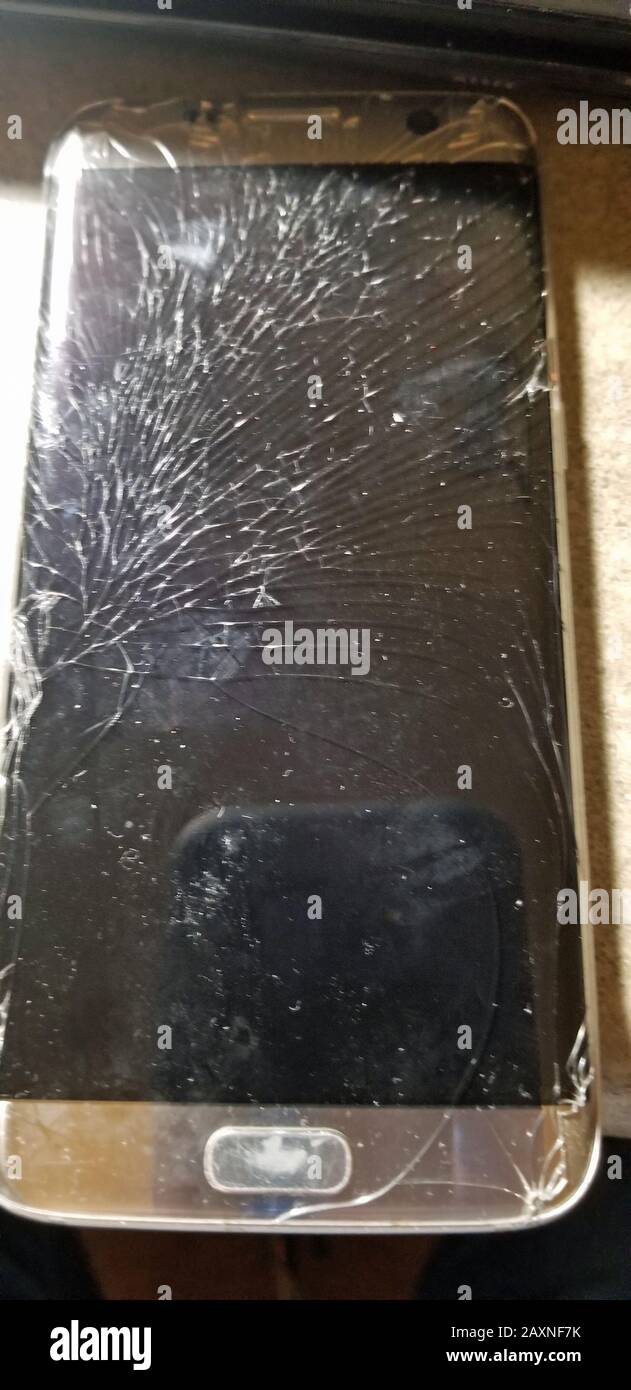 Vetro incrinato su un telefono cellulare Foto Stock
