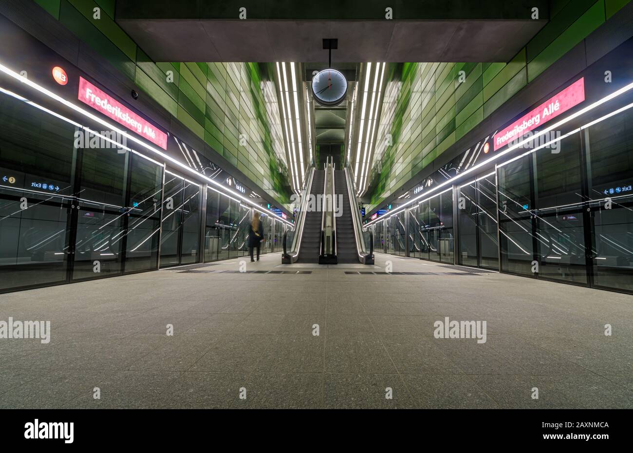 La piattaforma della stazione della metropolitana Frederiksberg Allé sulla nuova metropolitana Cityringen di Copenhagen Foto Stock
