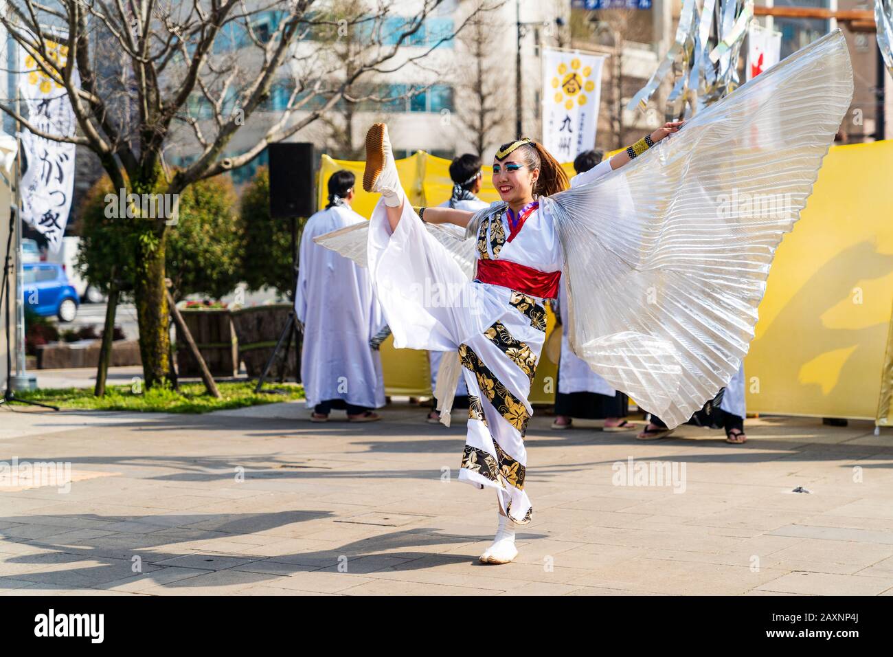 Donna giapponese Yoakoi ballerina danza all'aperto al Kyusyu Gassai festival a Kumamoto. Serigrafia bianca a forma di vorticazione fissata al collare. Foto Stock