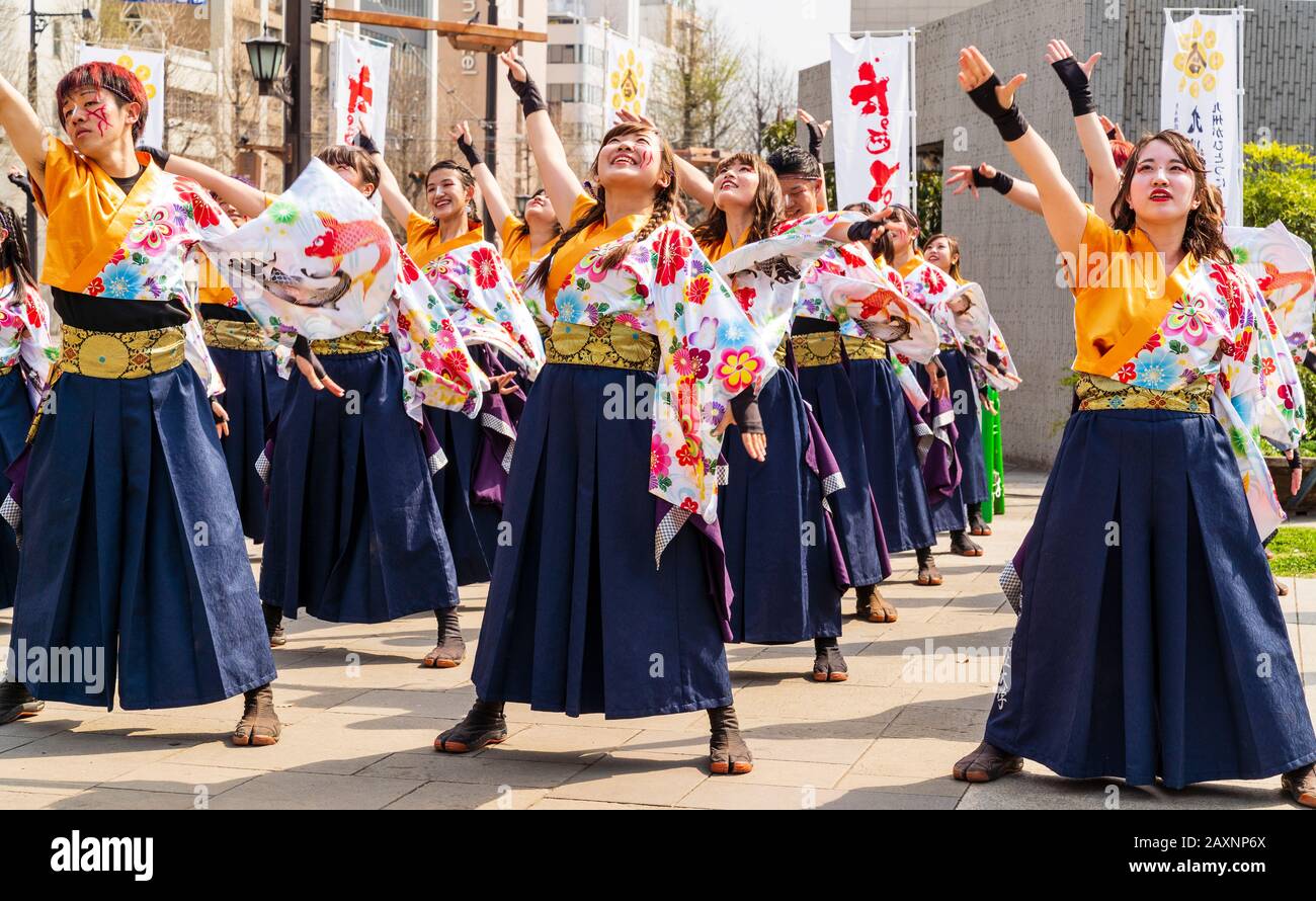 Primo piano del gruppo di danza giapponese Yoakoi, Toppatai, balli in piazza pubblica al festival Kyusyu Gassai di primavera a Kumamoto. Giorno. Foto Stock