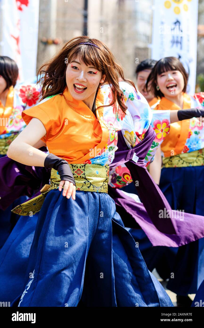 Primo piano di una bella giovane donna con il gruppo di danza giapponese Yoakoi, Toppatai, danzando al festival primaverile Kyusyu Gassai di Kumamoto. Foto Stock