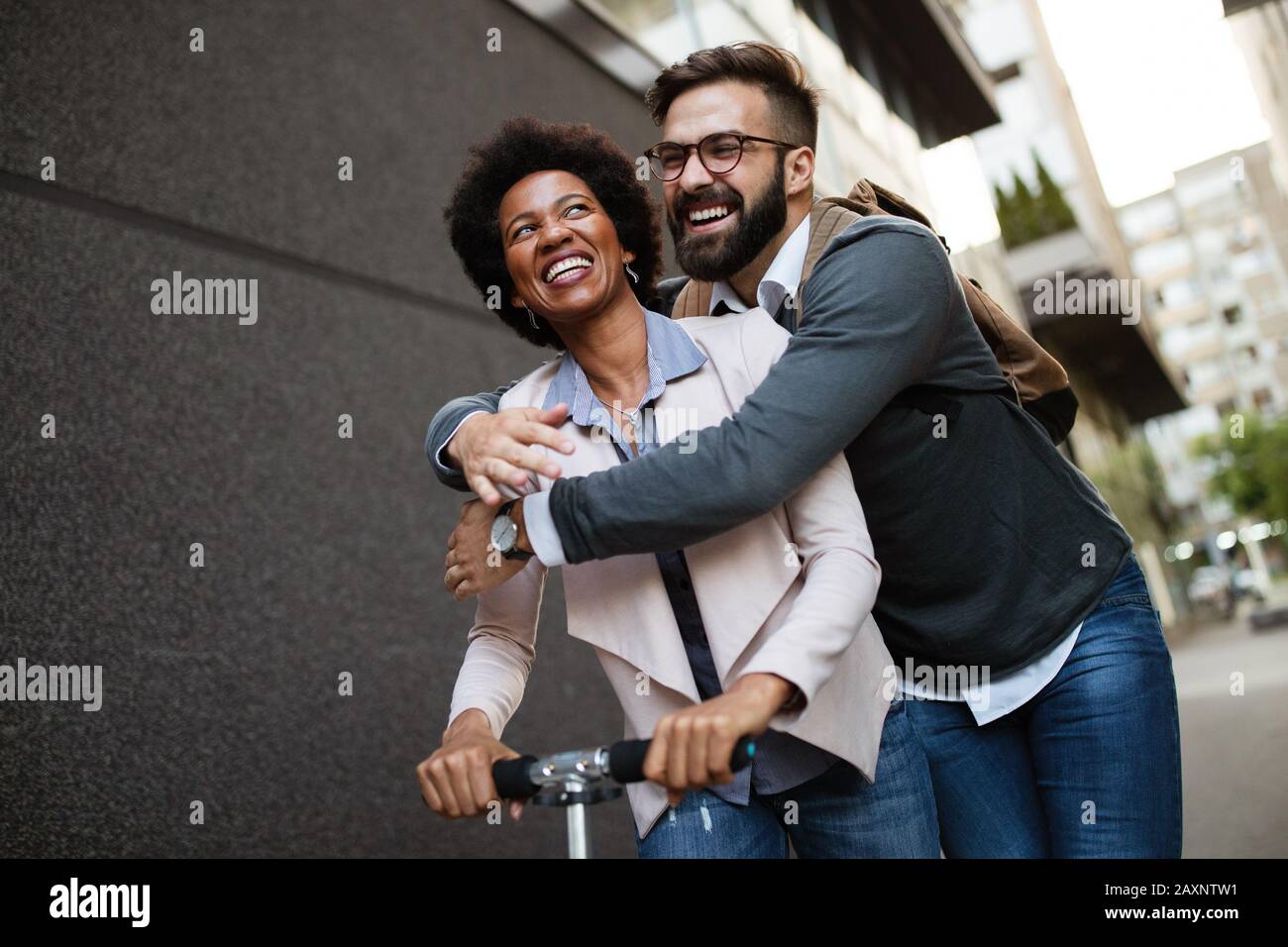 Happy People eco trasporti città bicicletta concetto di divertimento Foto Stock
