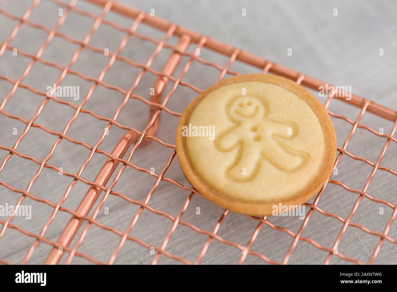 Biscotto di Natale, griglia di raffreddamento, uomo di pan di zenzero, tabella Foto Stock