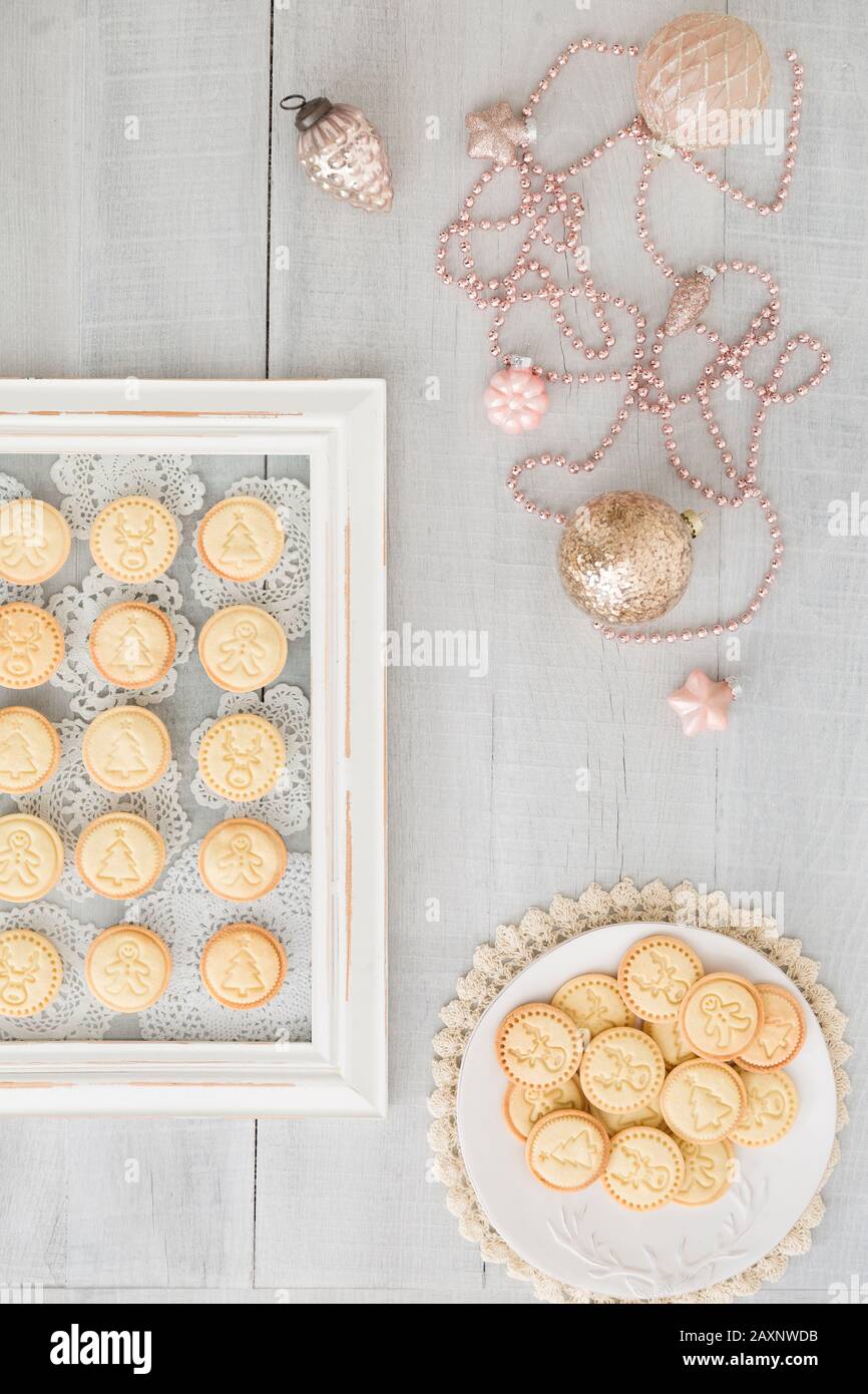 Piatto, biscotti di Natale, tavolo, tablet Foto Stock