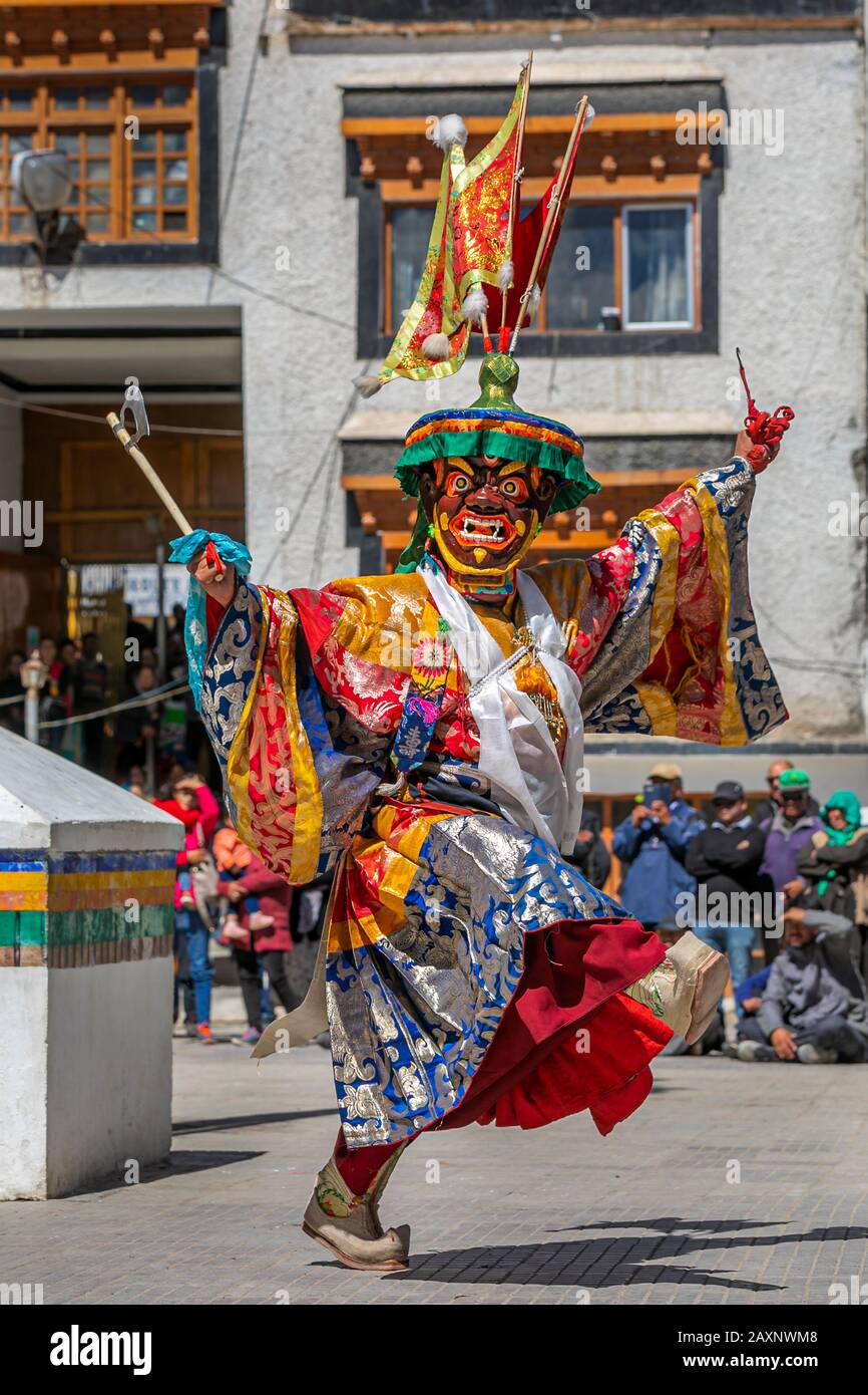 Danza Cham eseguita da un monaco al tempio Ladakh Jo Khang, Leh, Ladakh, India Foto Stock