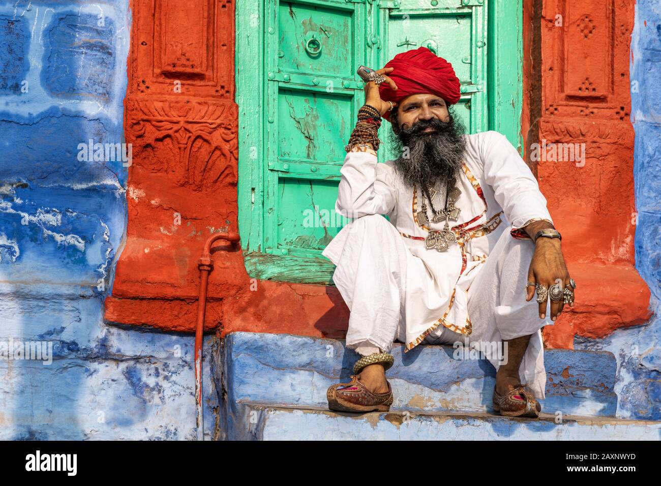 L uomo dal Rajasthan vestito in tradizionali abiti indiani, Jodhpur, Rajasthan, India Foto Stock