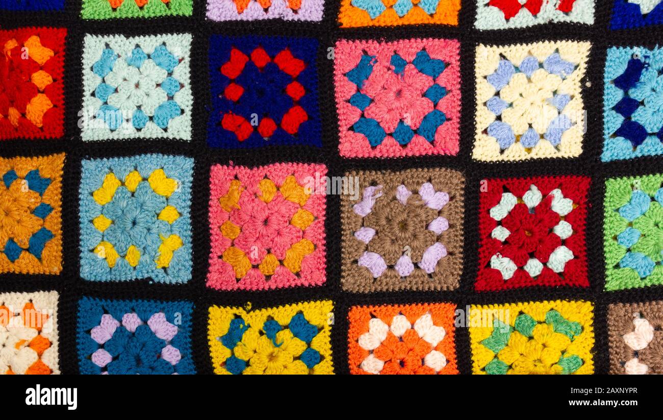 Dettaglio di una coperta di lana multicolore a patchwork uncinetto Foto  stock - Alamy
