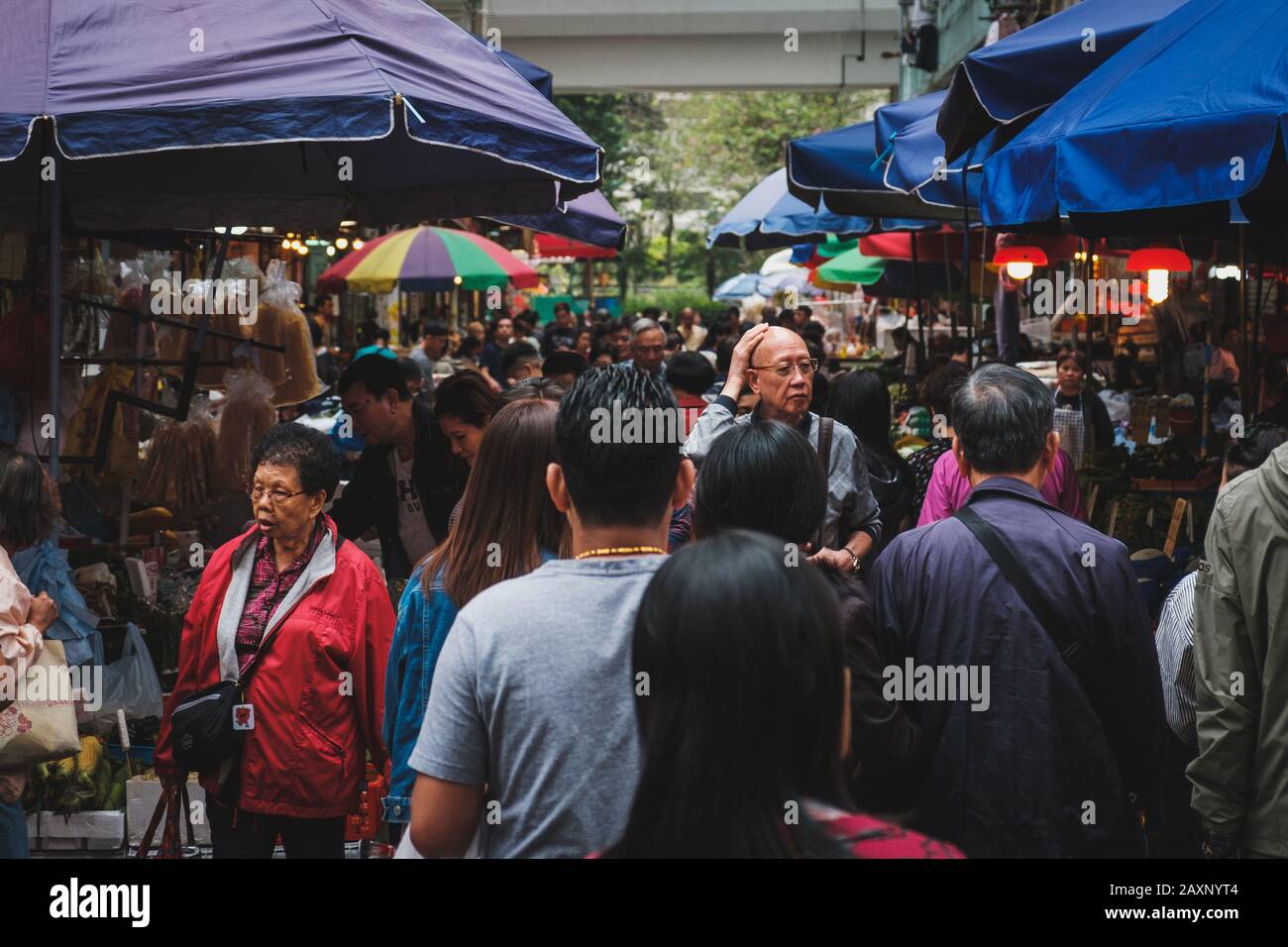 Hong Kong, Cina - Novembre 2019: Persone sul mercato alimentare di strada affollato a Hong Kong Foto Stock