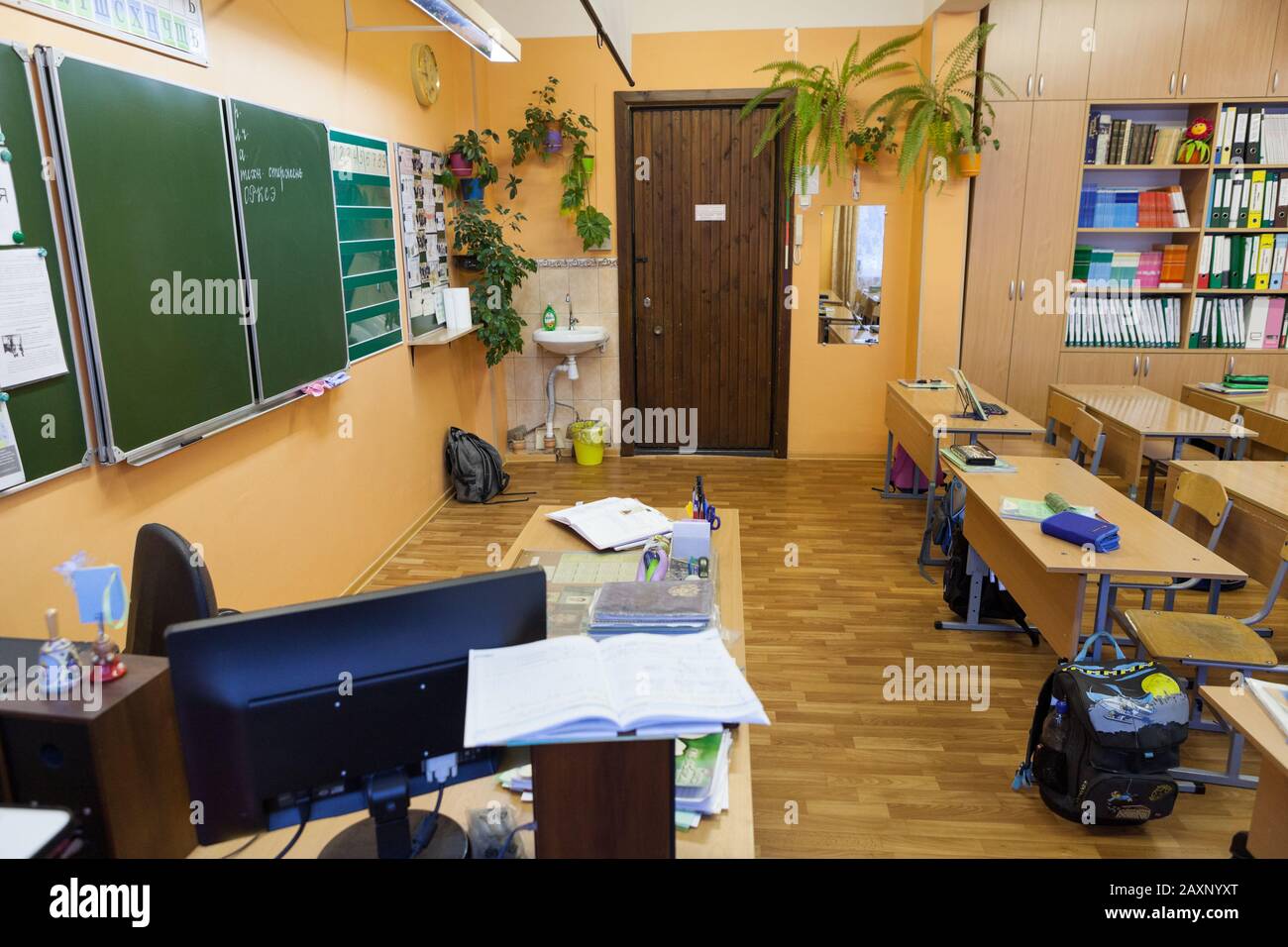 ST. Petersburg, RUSSIA-CIRCA MAR, 2019: Lavagna, tavolo degli insegnanti e banchi degli studenti sono in classe. L'aula vuota della scuola primaria russa è pronta per Foto Stock